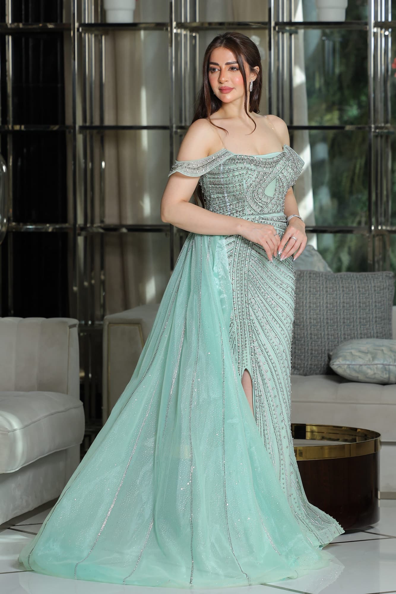 فستان سهرة مطرز بالخرز بفتحه ساق وذيل جانبي