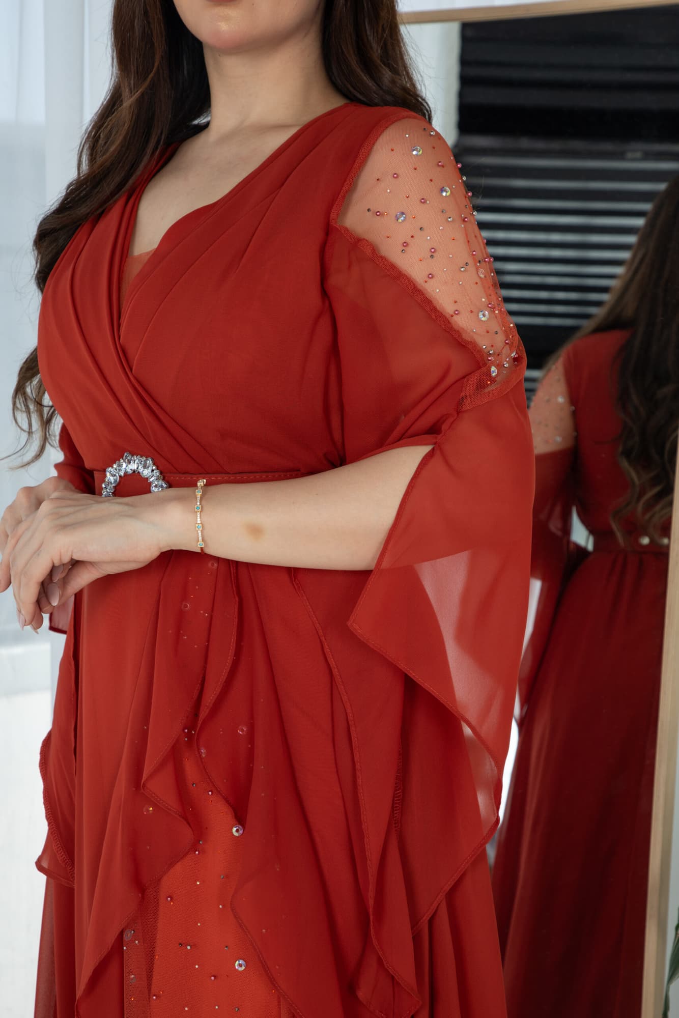 فستان بكتف شفاف وكشكش بجانب الفستان طوبي