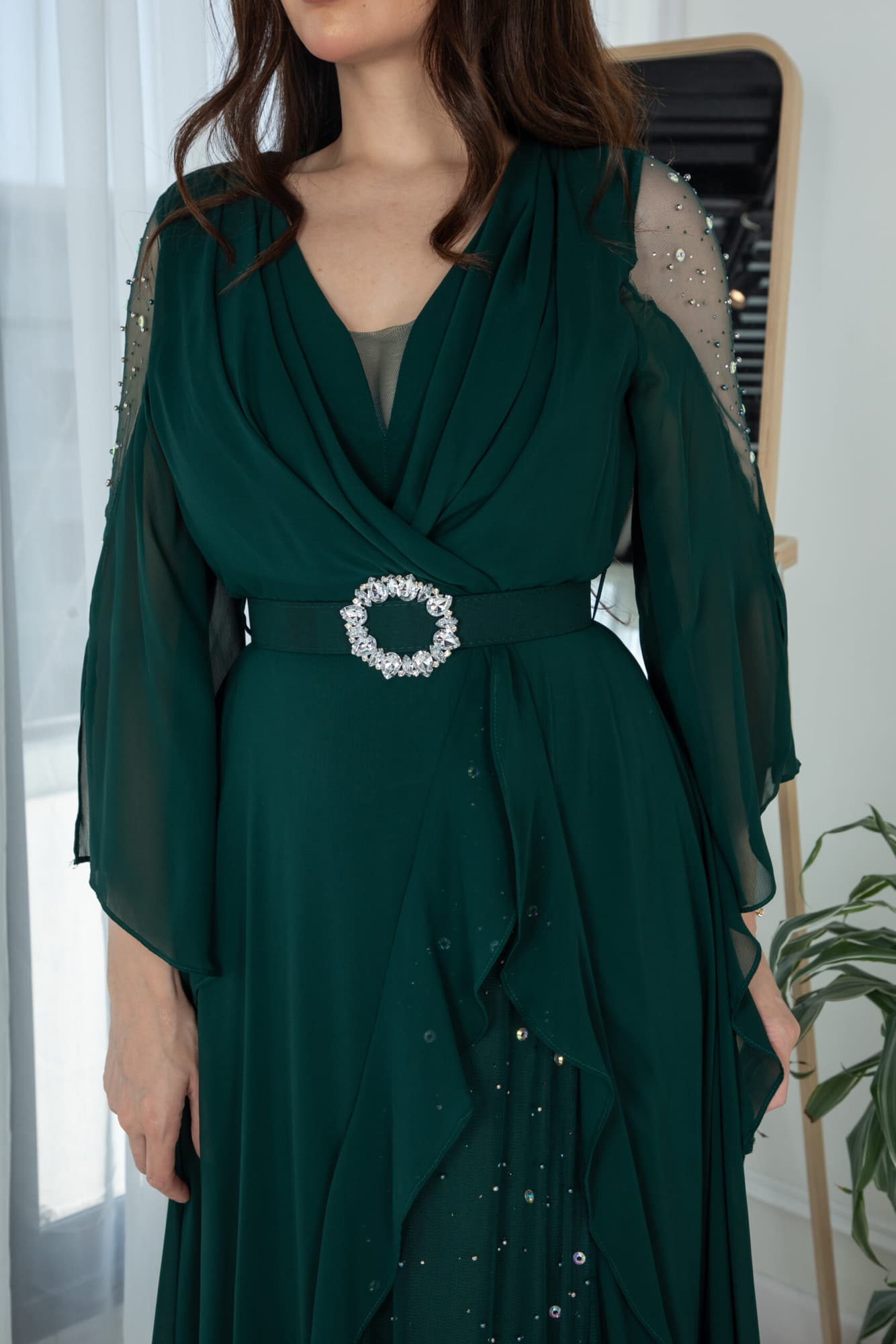 فستان بكتف شفاف وكشكش بجانب الفستان اخضر