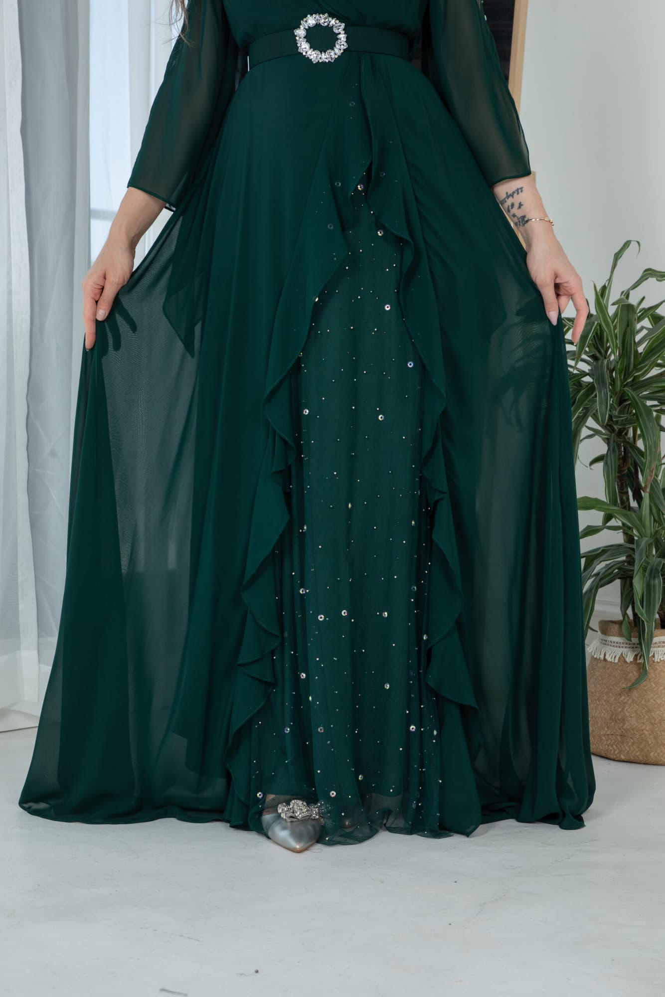 فستان بكتف شفاف وكشكش بجانب الفستان