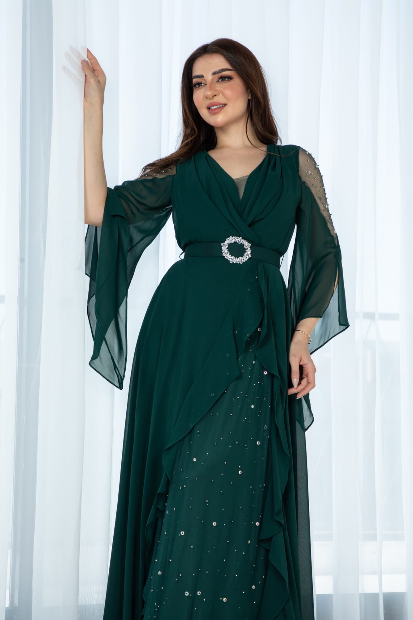 فستان بكتف شفاف وكشكش بجانب الفستان