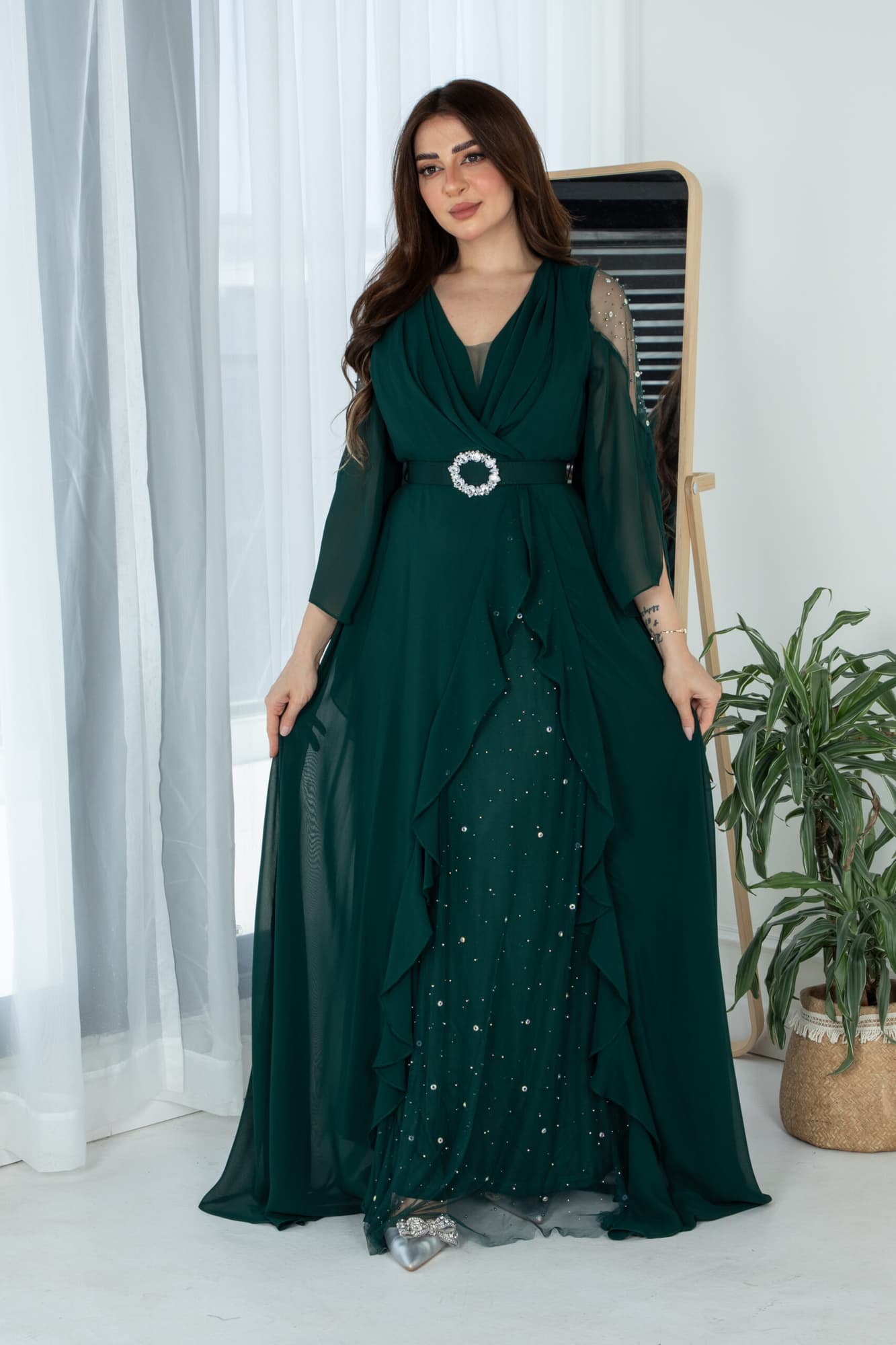 فستان بكتف شفاف وكشكش بجانب الفستان