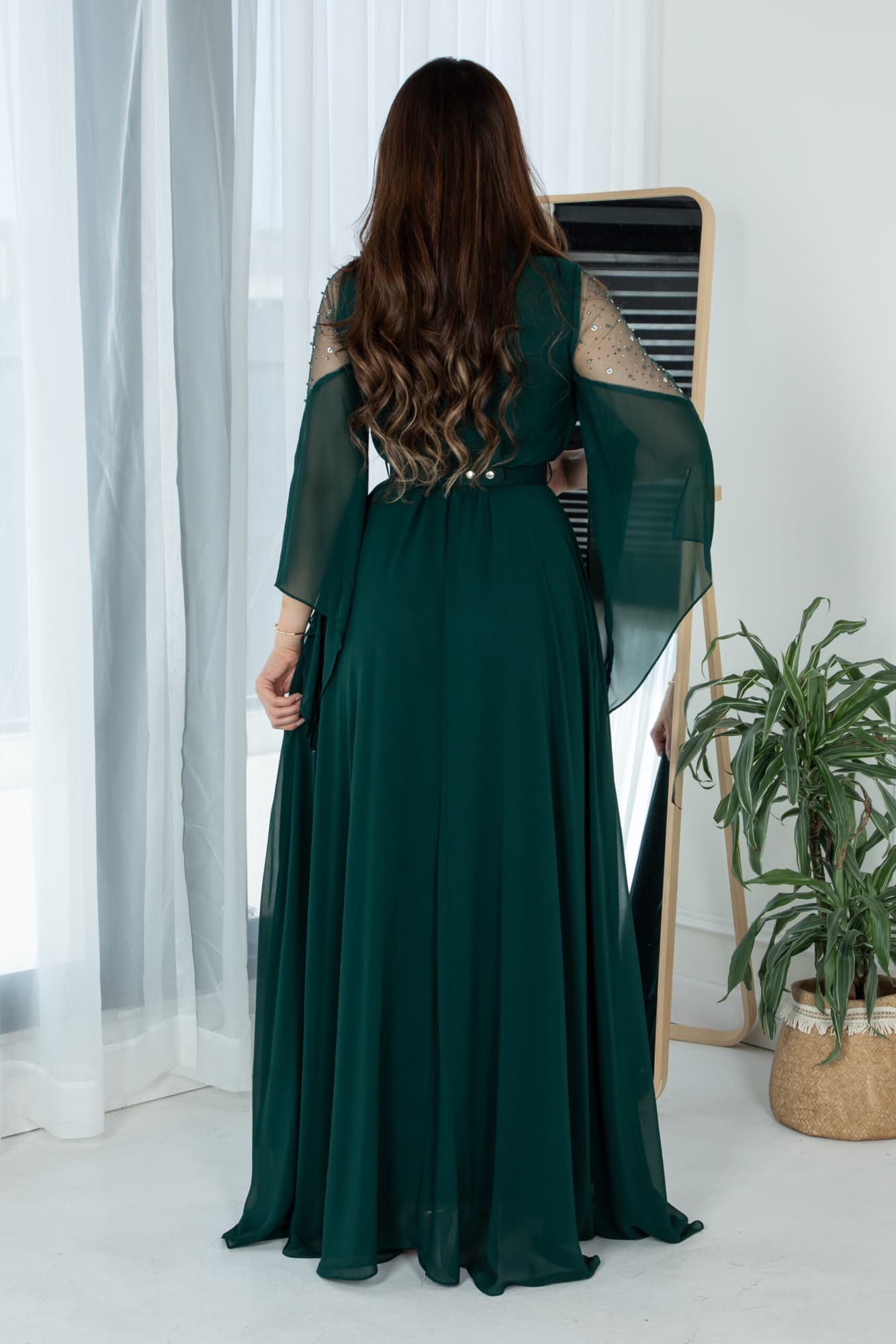 فستان بكتف شفاف وكشكش بجانب الفستان