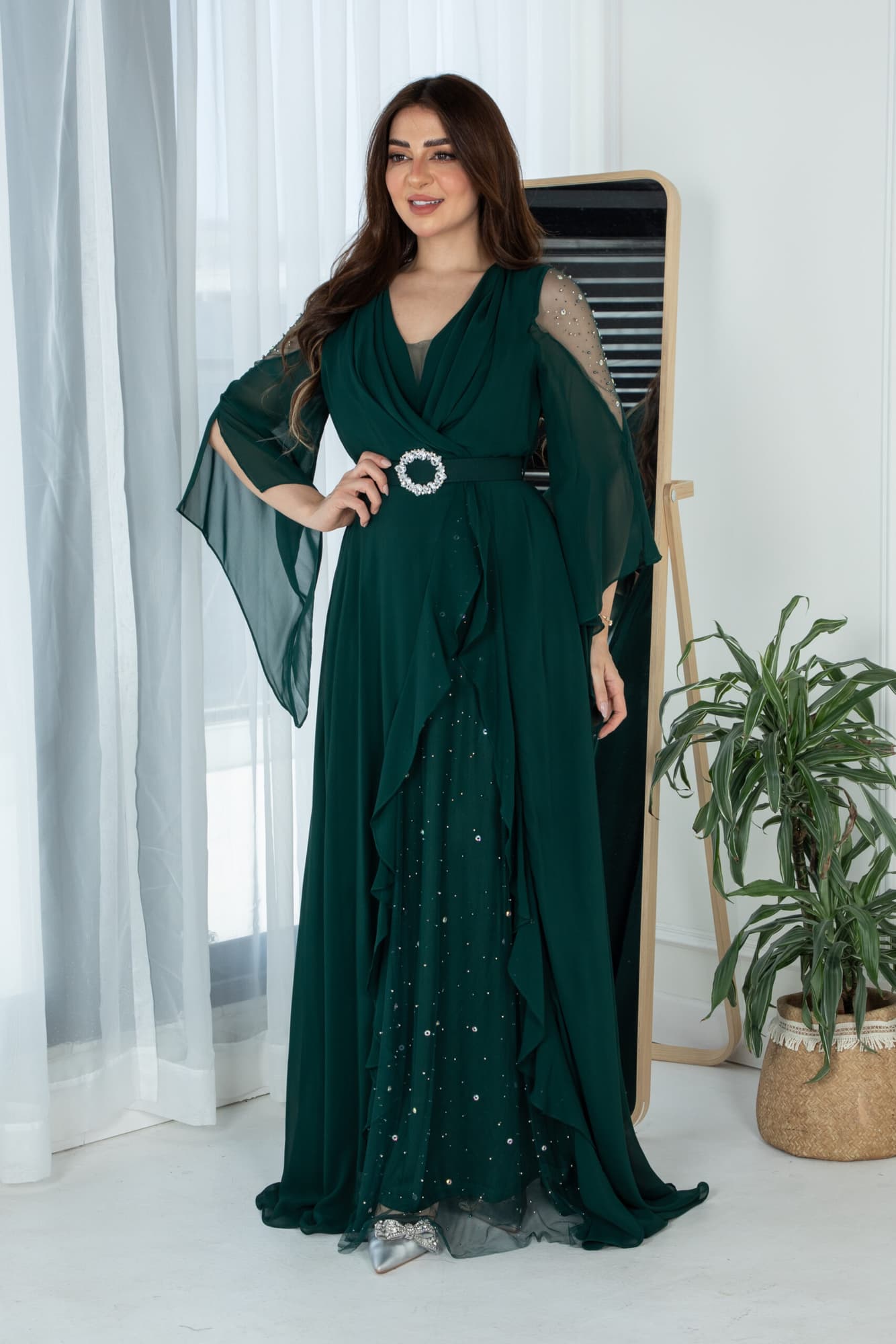 فستان بكتف شفاف وكشكش بجانب الفستان