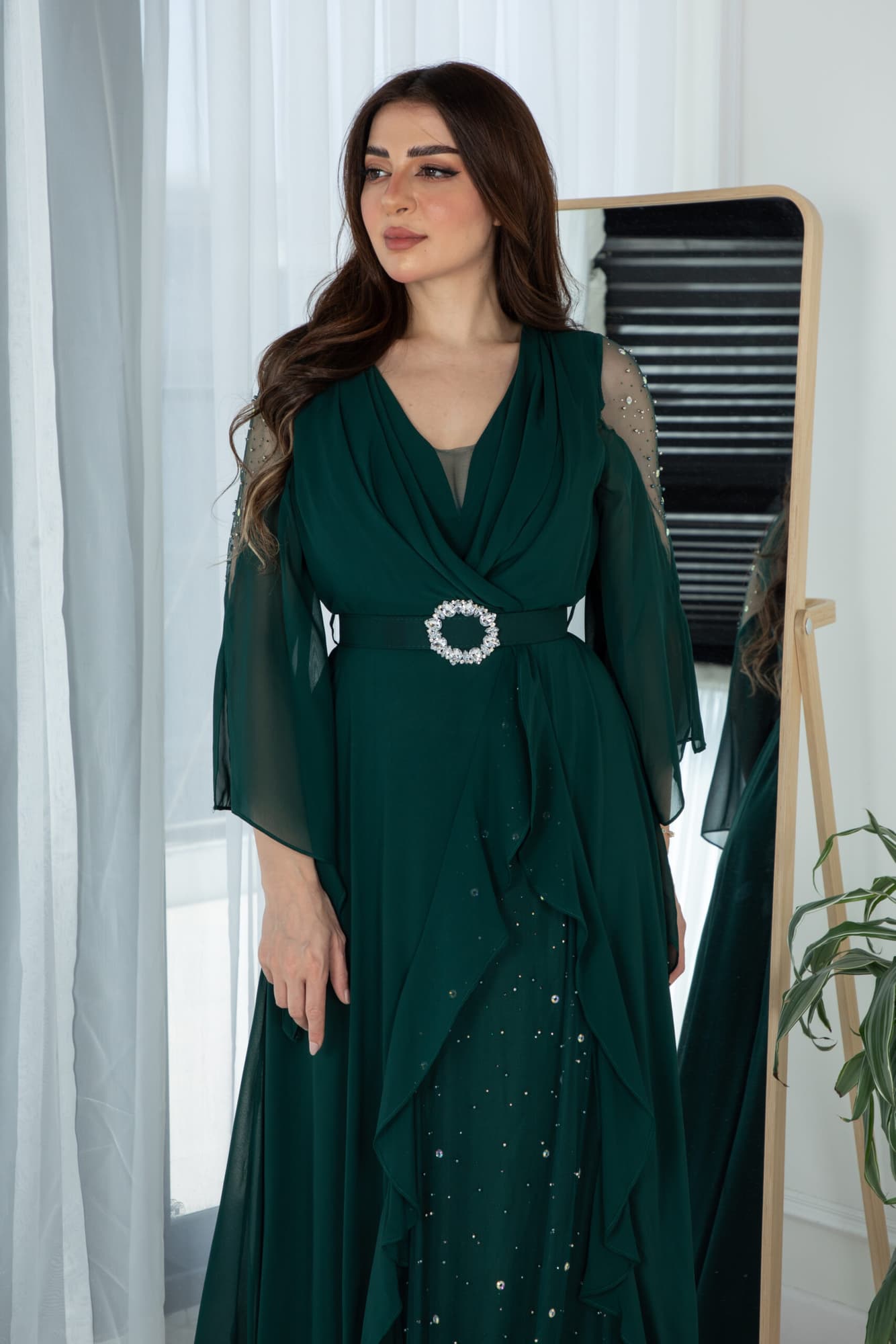 فستان بكتف شفاف وكشكش بجانب الفستان