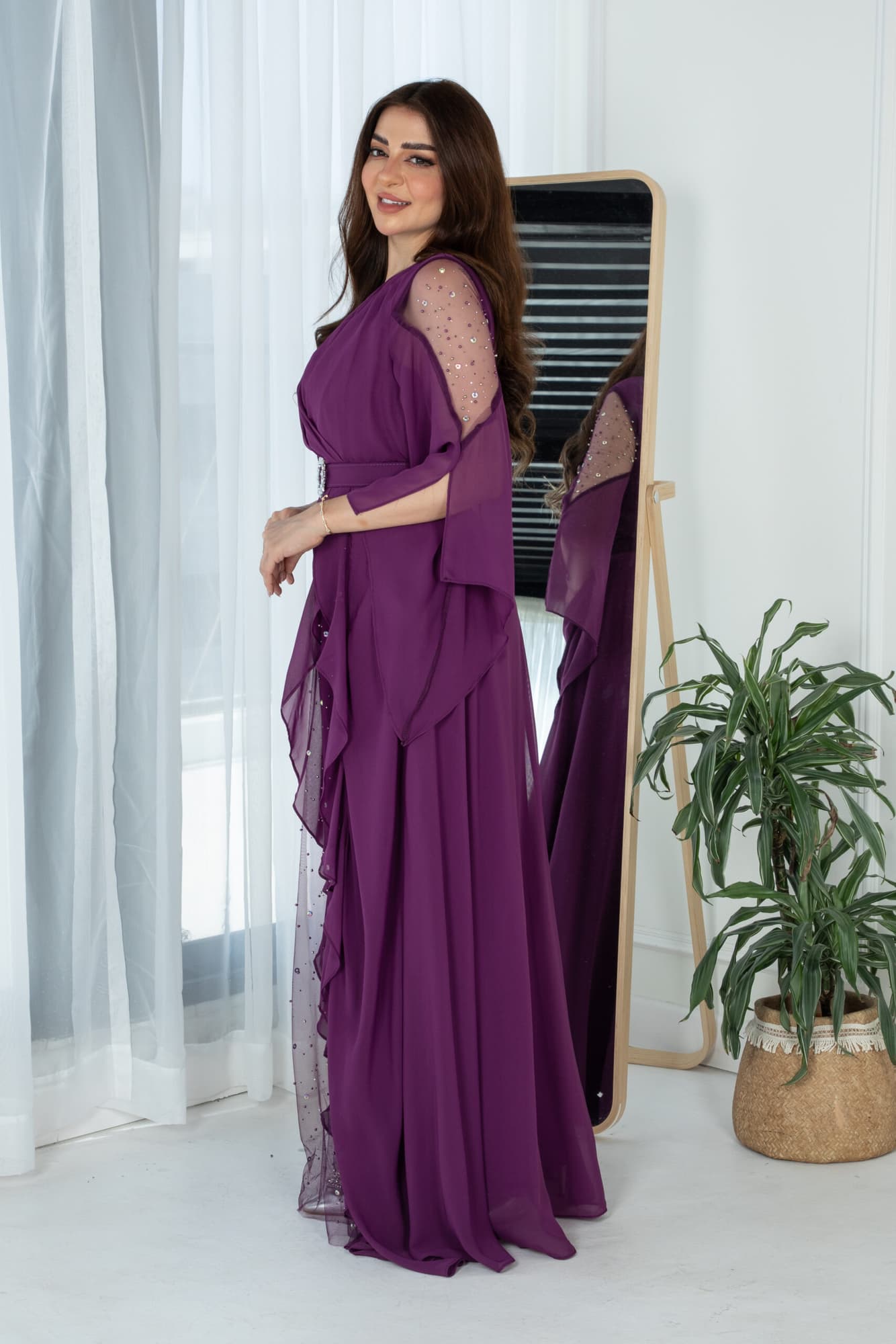 فستان بكتف شفاف وكشكش بجانب الفستان