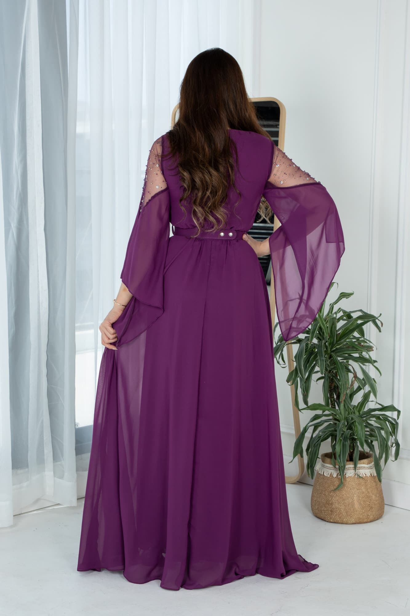 فستان بكتف شفاف وكشكش بجانب الفستان