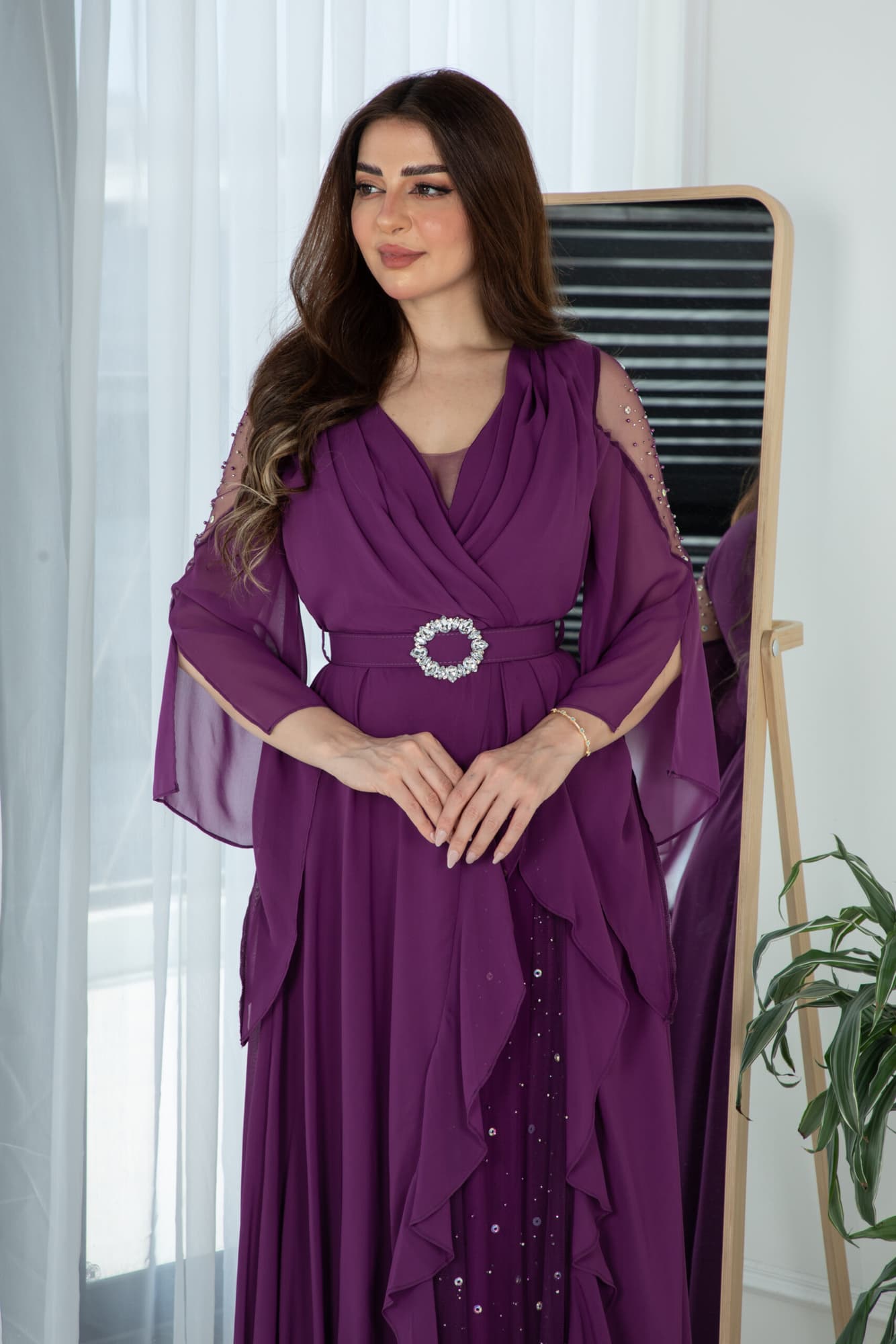 فستان بكتف شفاف وكشكش بجانب الفستان