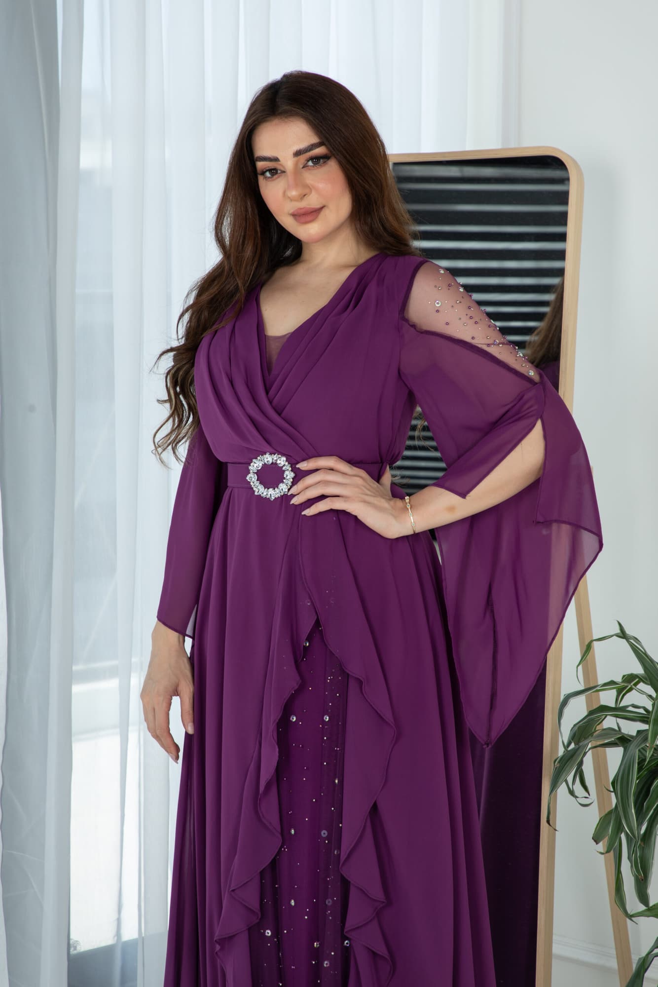 فستان بكتف شفاف وكشكش بجانب الفستان