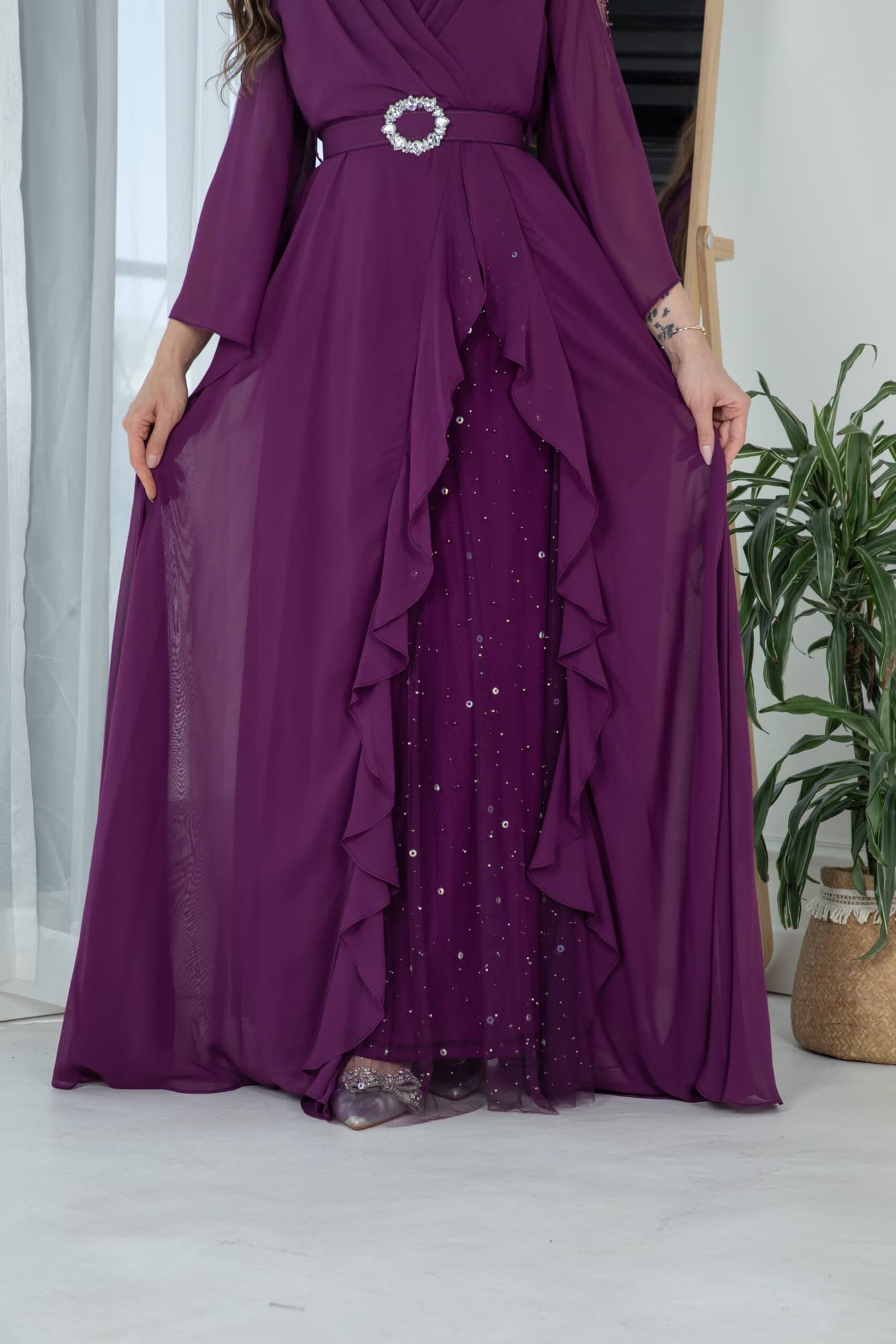 فستان بكتف شفاف وكشكش بجانب الفستان