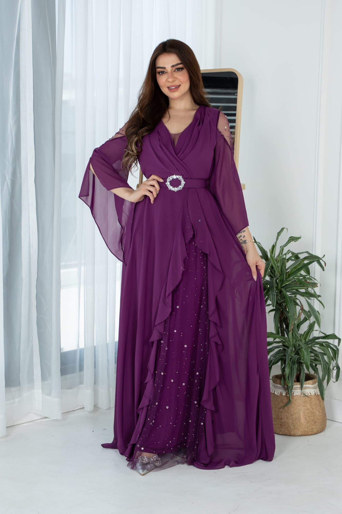 فستان بكتف شفاف وكشكش بجانب الفستان