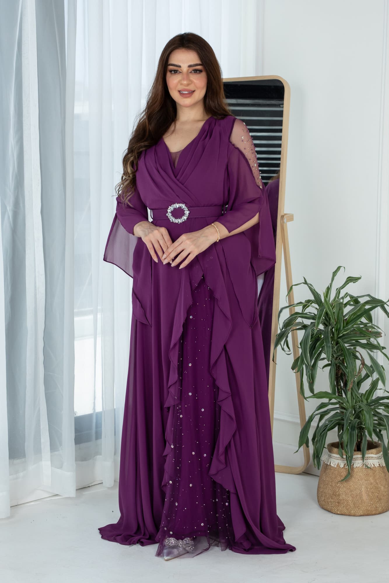 فستان بكتف شفاف وكشكش بجانب الفستان