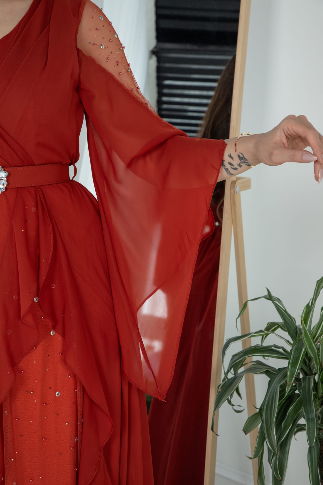 فستان بكتف شفاف وكشكش بجانب الفستان