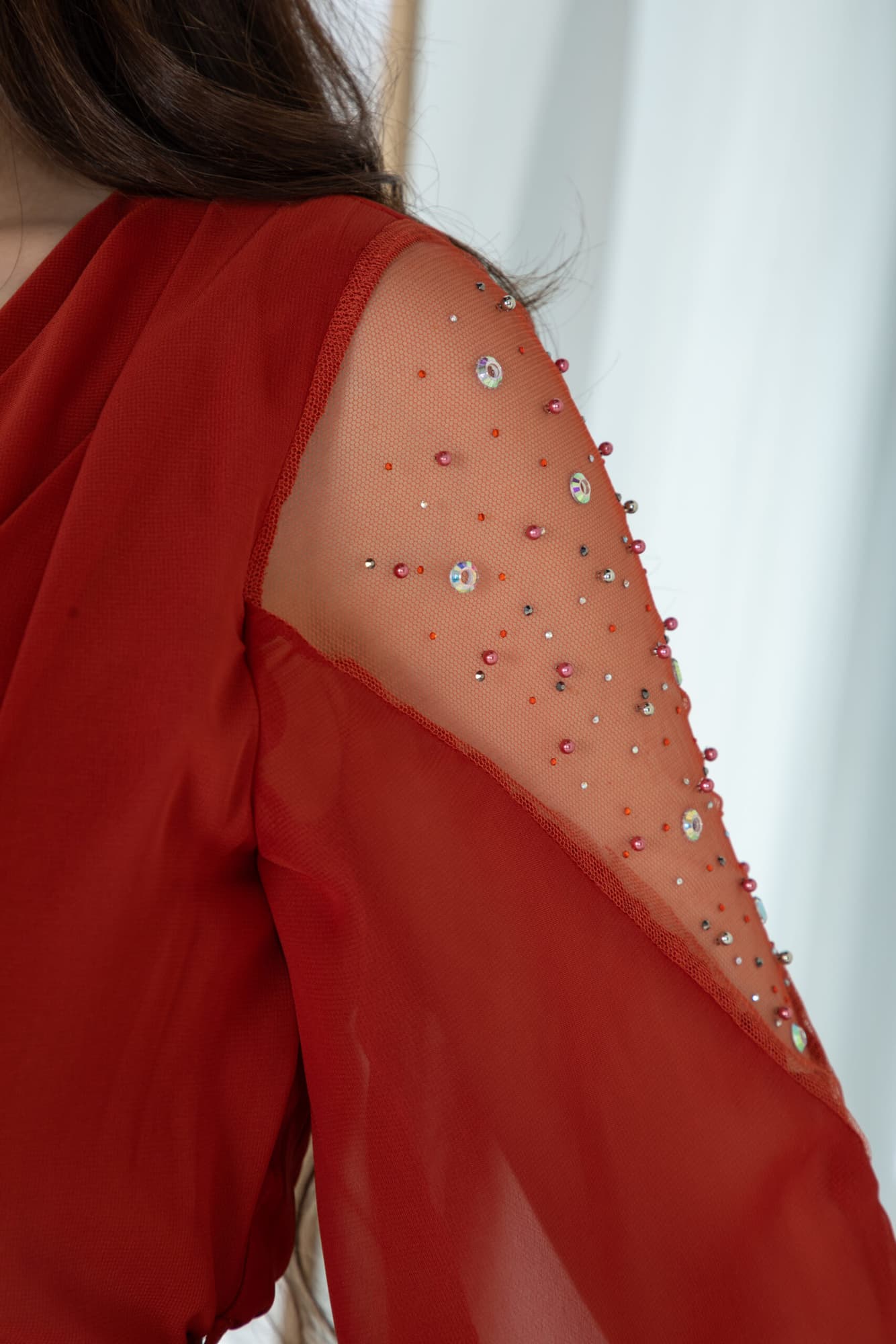 فستان بكتف شفاف وكشكش بجانب الفستان