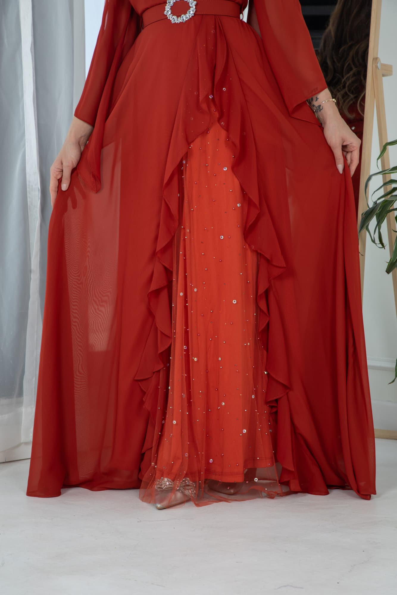 فستان بكتف شفاف وكشكش بجانب الفستان