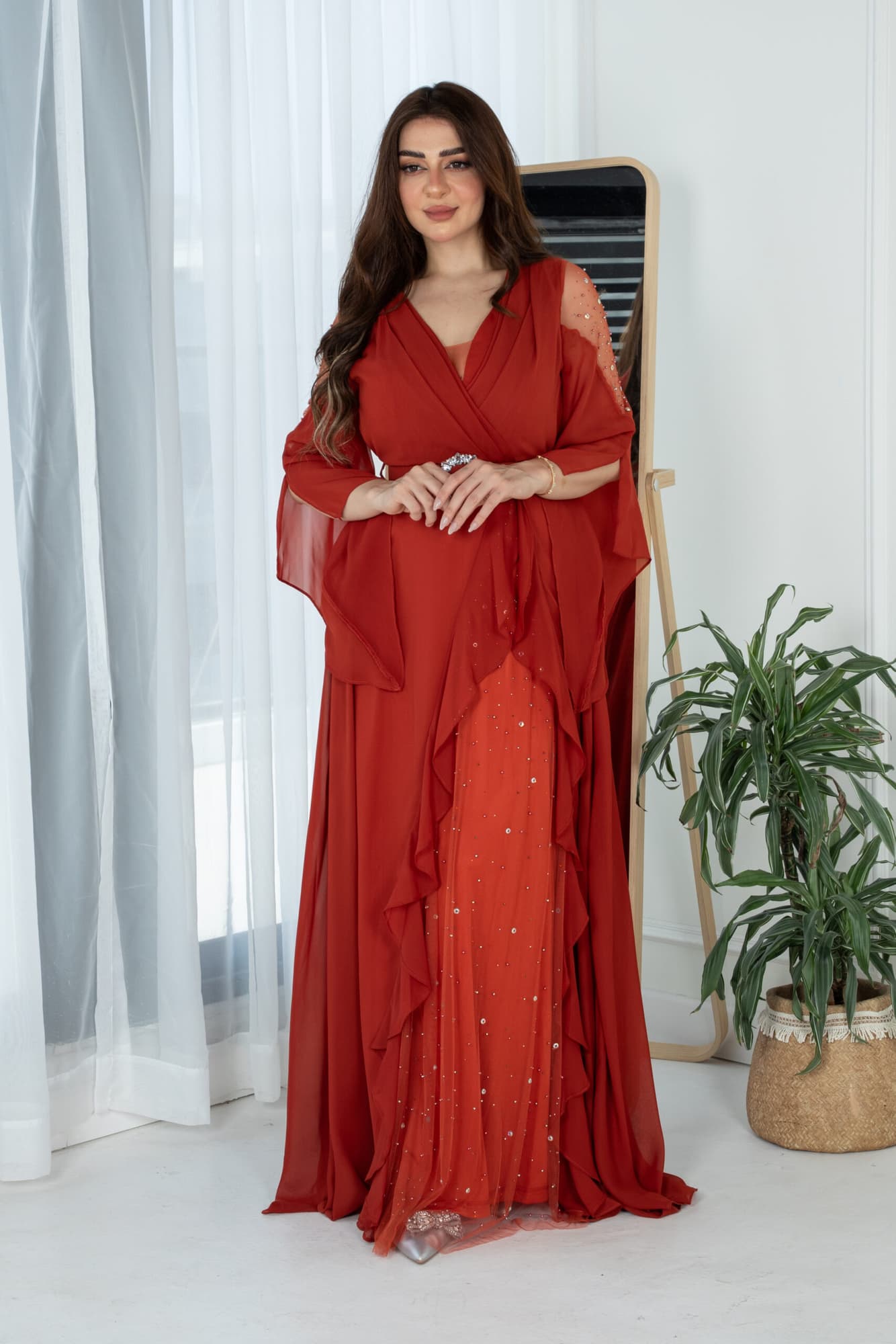 فستان بكتف شفاف وكشكش بجانب الفستان