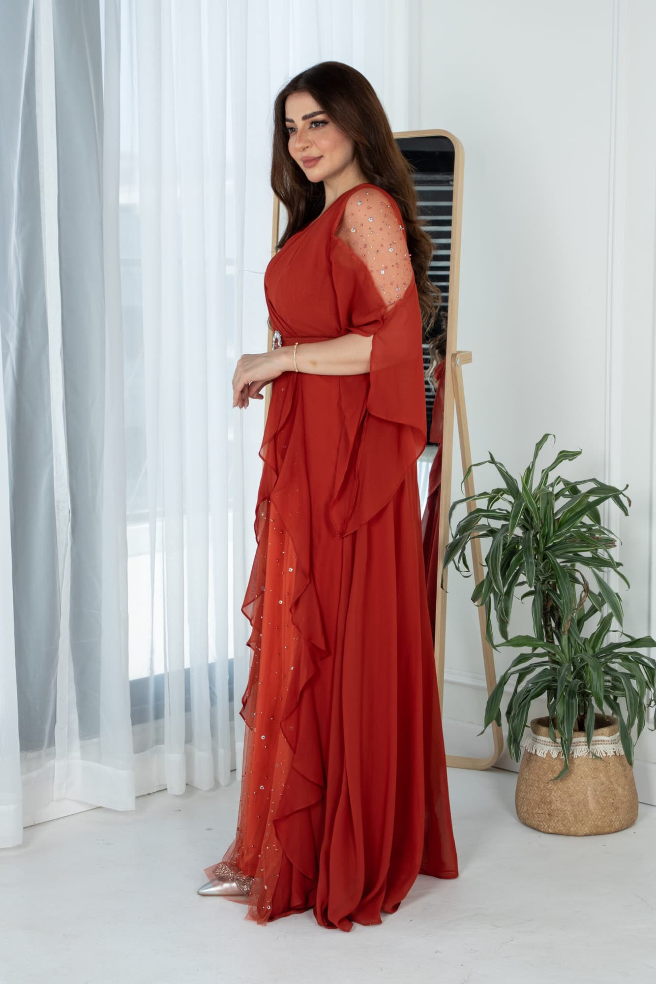 فستان بكتف شفاف وكشكش بجانب الفستان