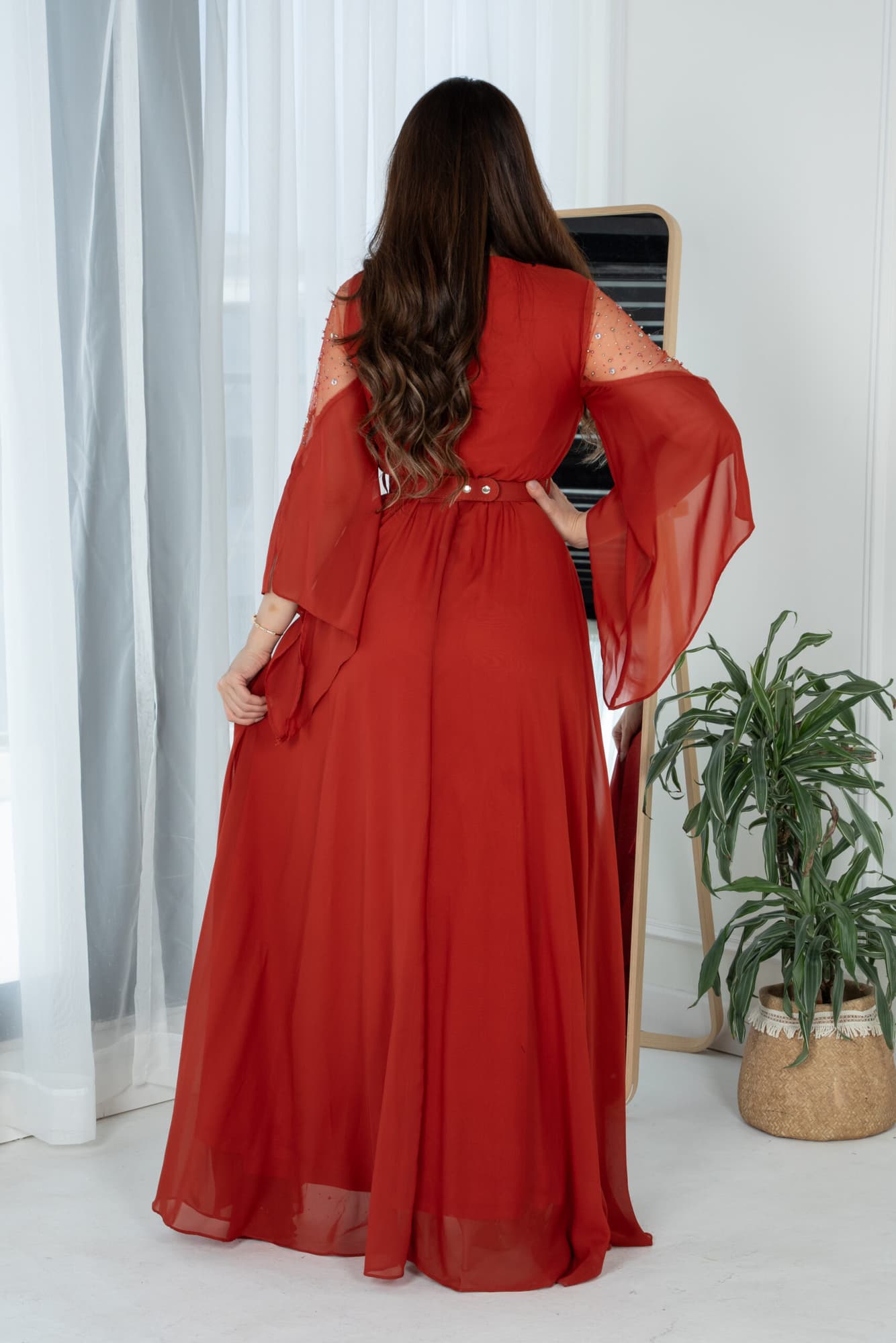 فستان بكتف شفاف وكشكش بجانب الفستان