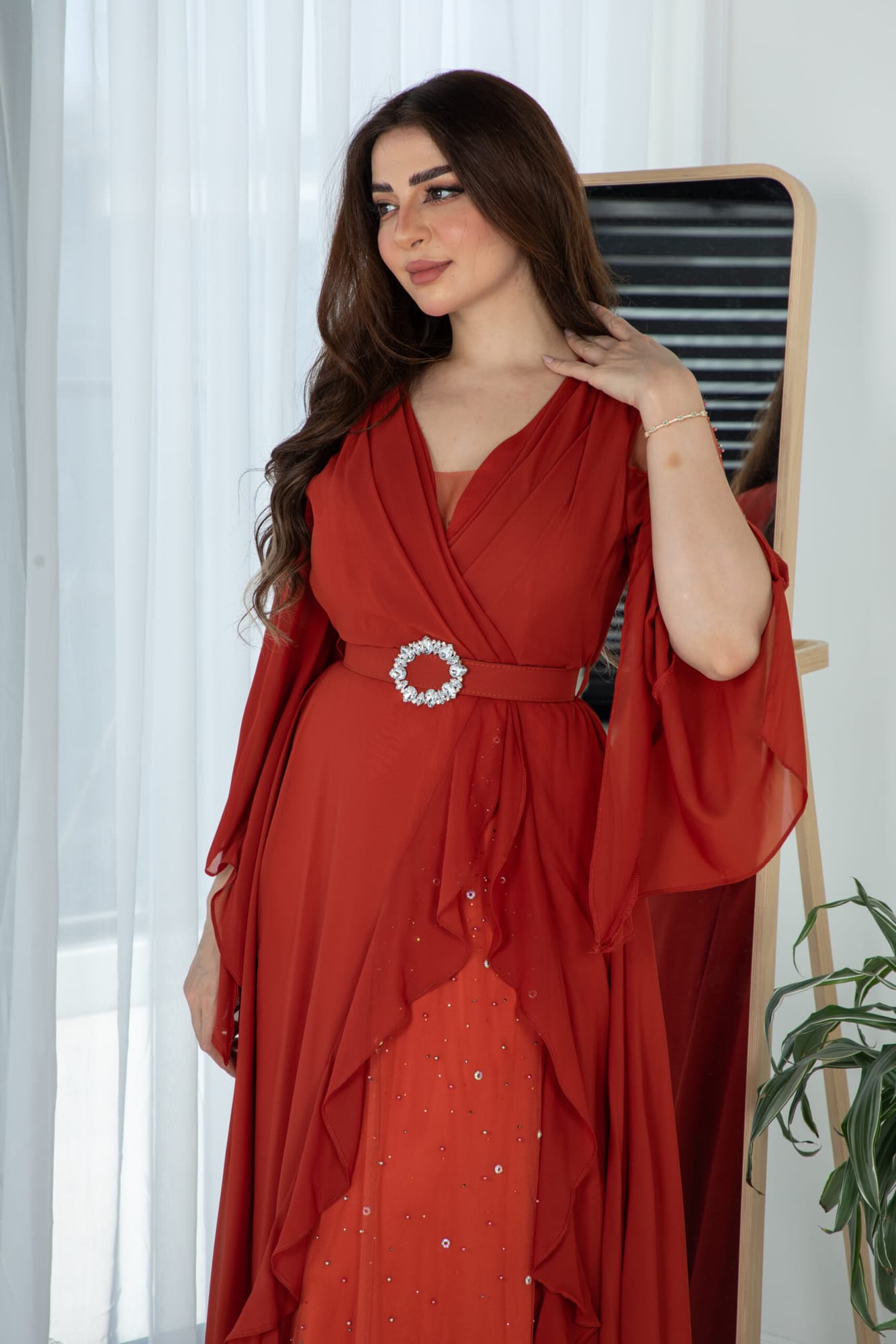 فستان بكتف شفاف وكشكش بجانب الفستان