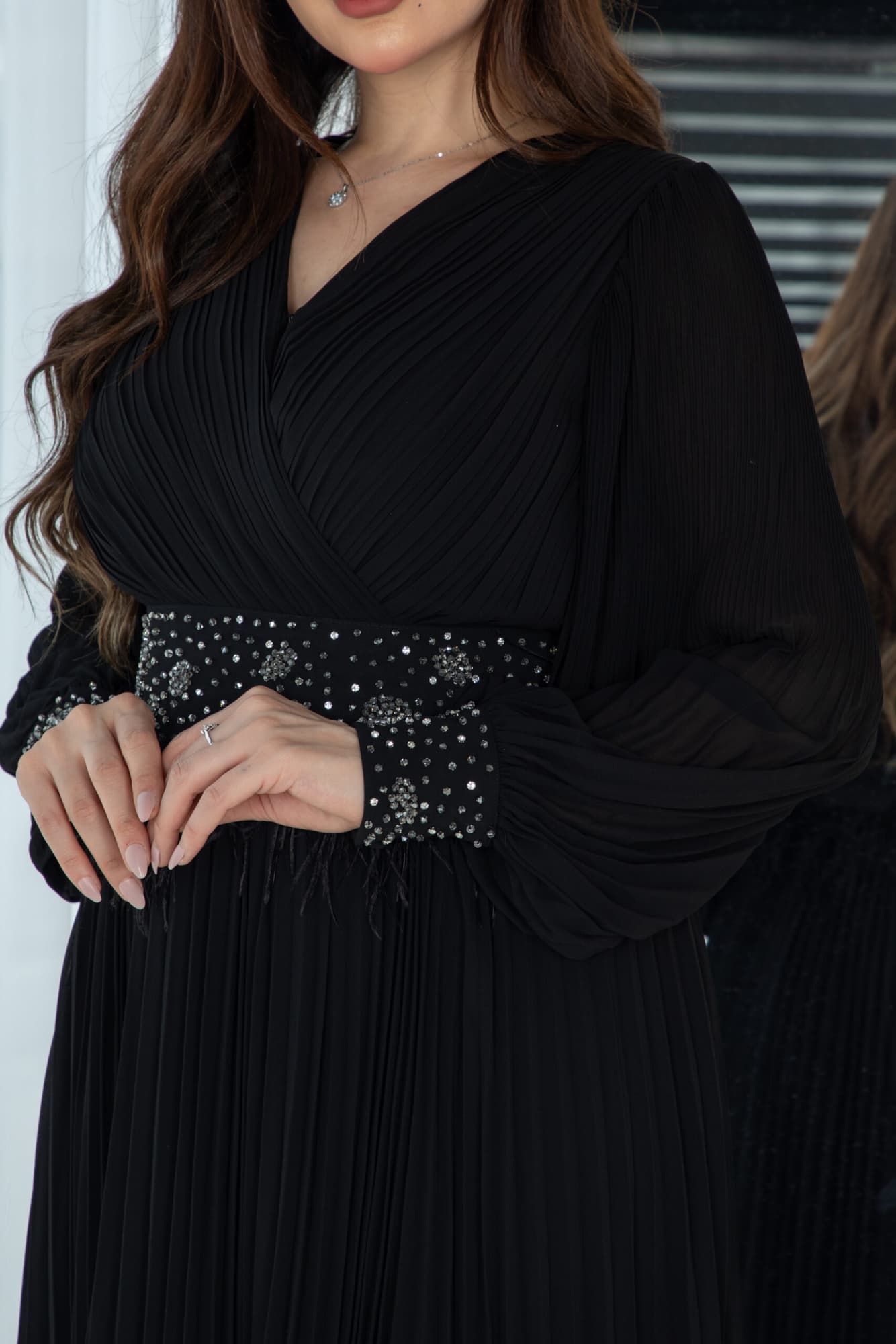 فستان ناعم بكسرات وحزام مزين بخرز اسود