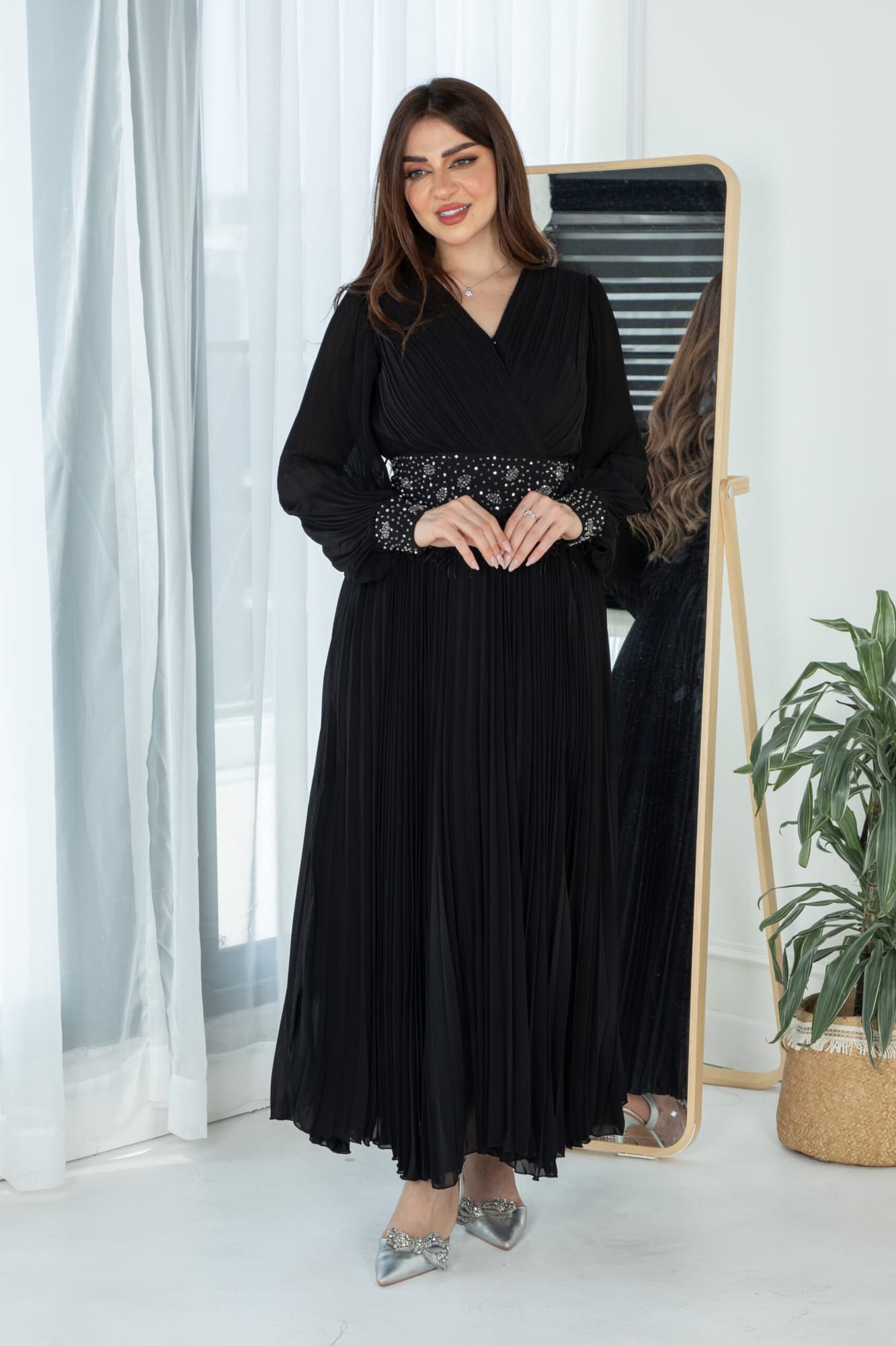 فستان ناعم بكسرات وحزام مزين بخرز