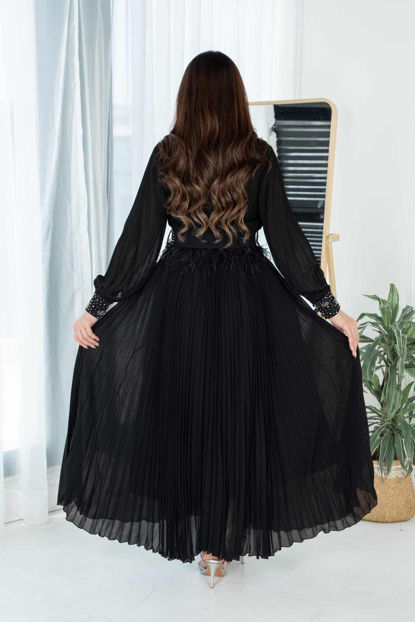 فستان ناعم بكسرات وحزام مزين بخرز