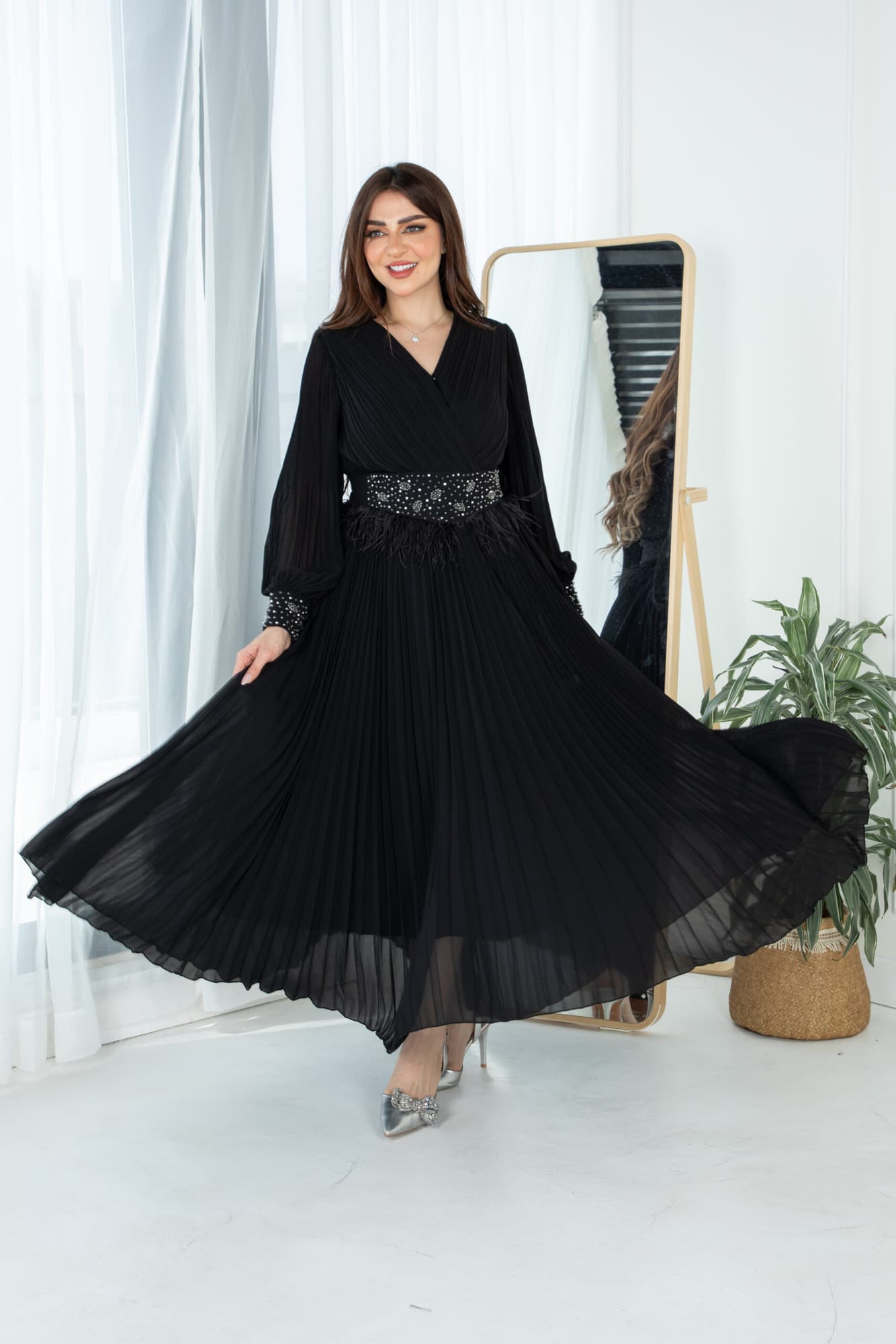 فستان ناعم بكسرات وحزام مزين بخرز