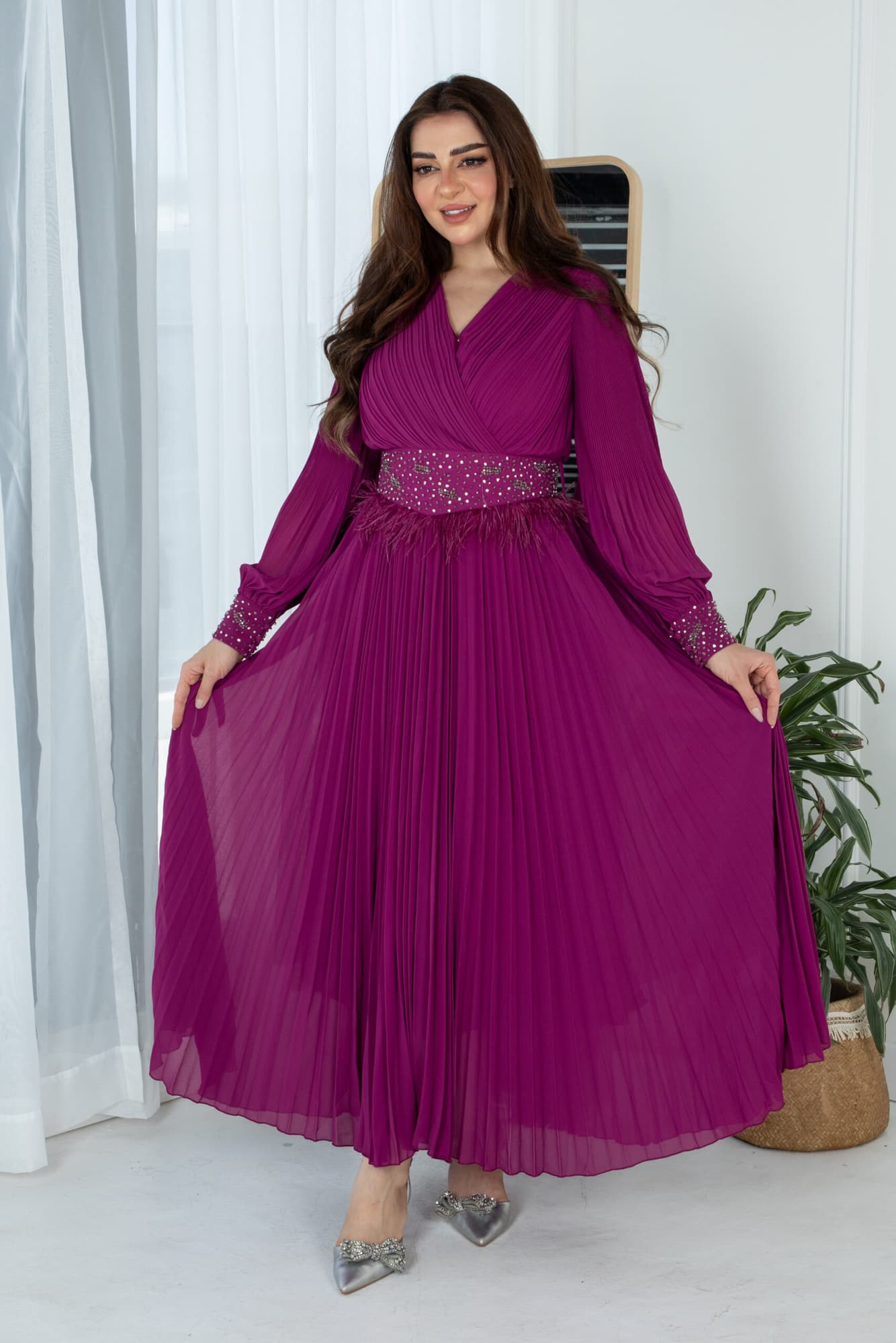 فستان ناعم بكسرات وحزام مزين بخرز