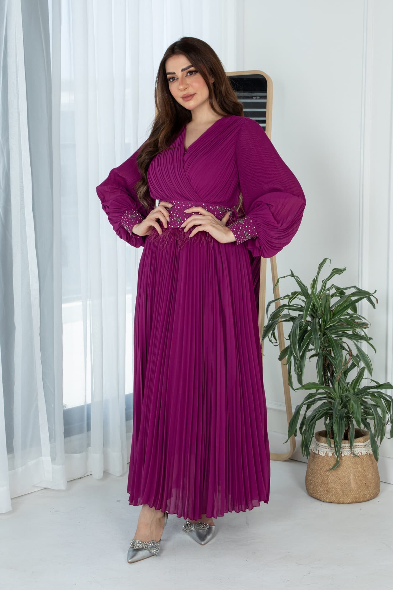 فستان ناعم بكسرات وحزام مزين بخرز