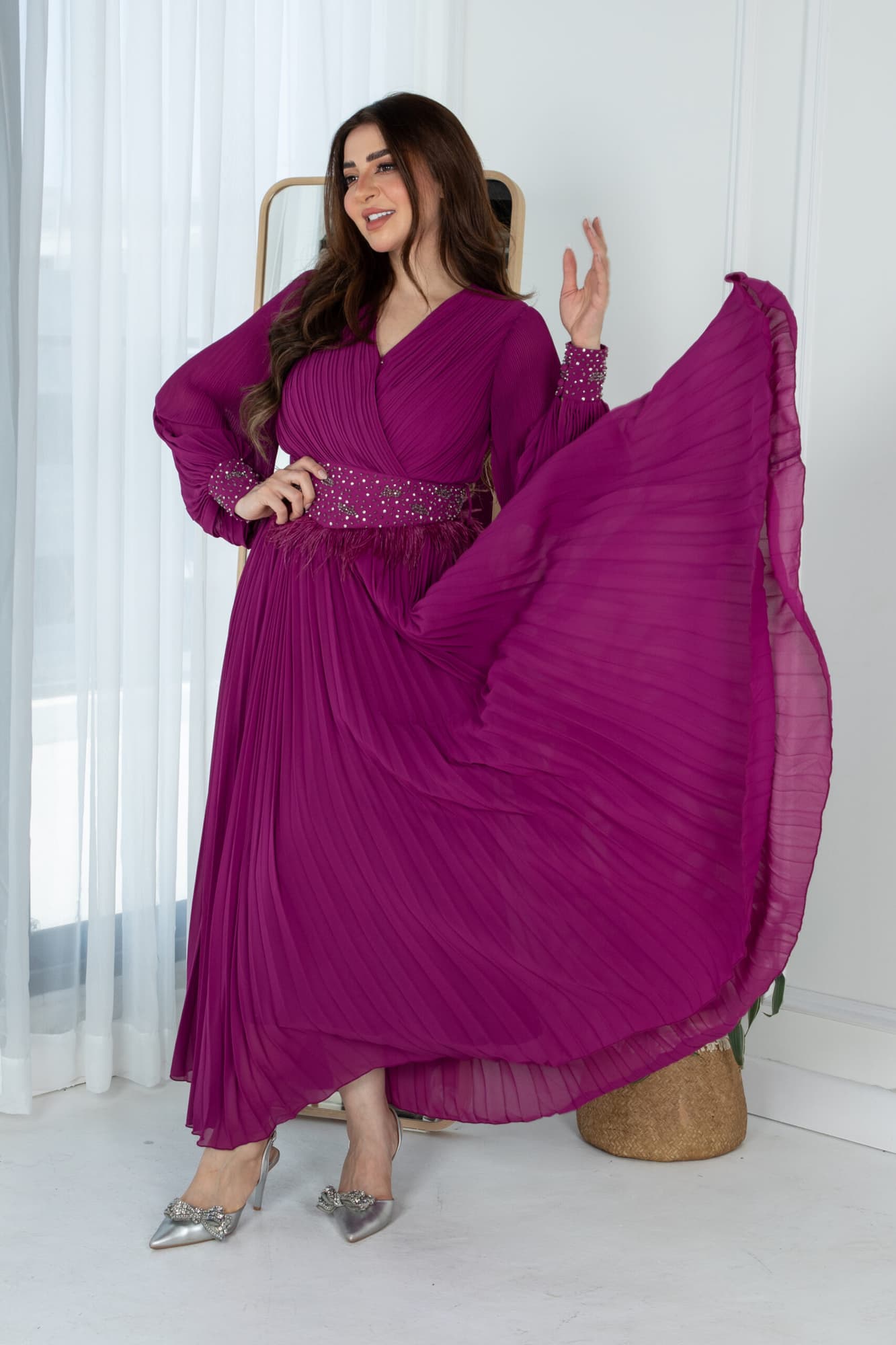 فستان ناعم بكسرات وحزام مزين بخرز