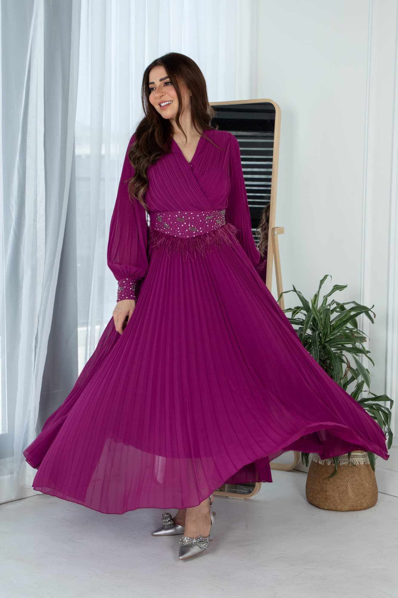 فستان ناعم بكسرات وحزام مزين بخرز