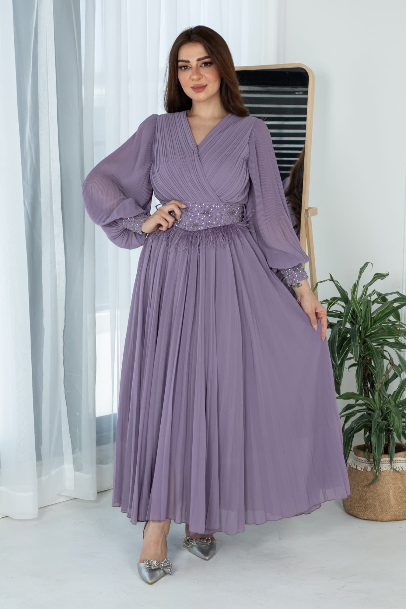 فستان ناعم بكسرات وحزام مزين بخرز