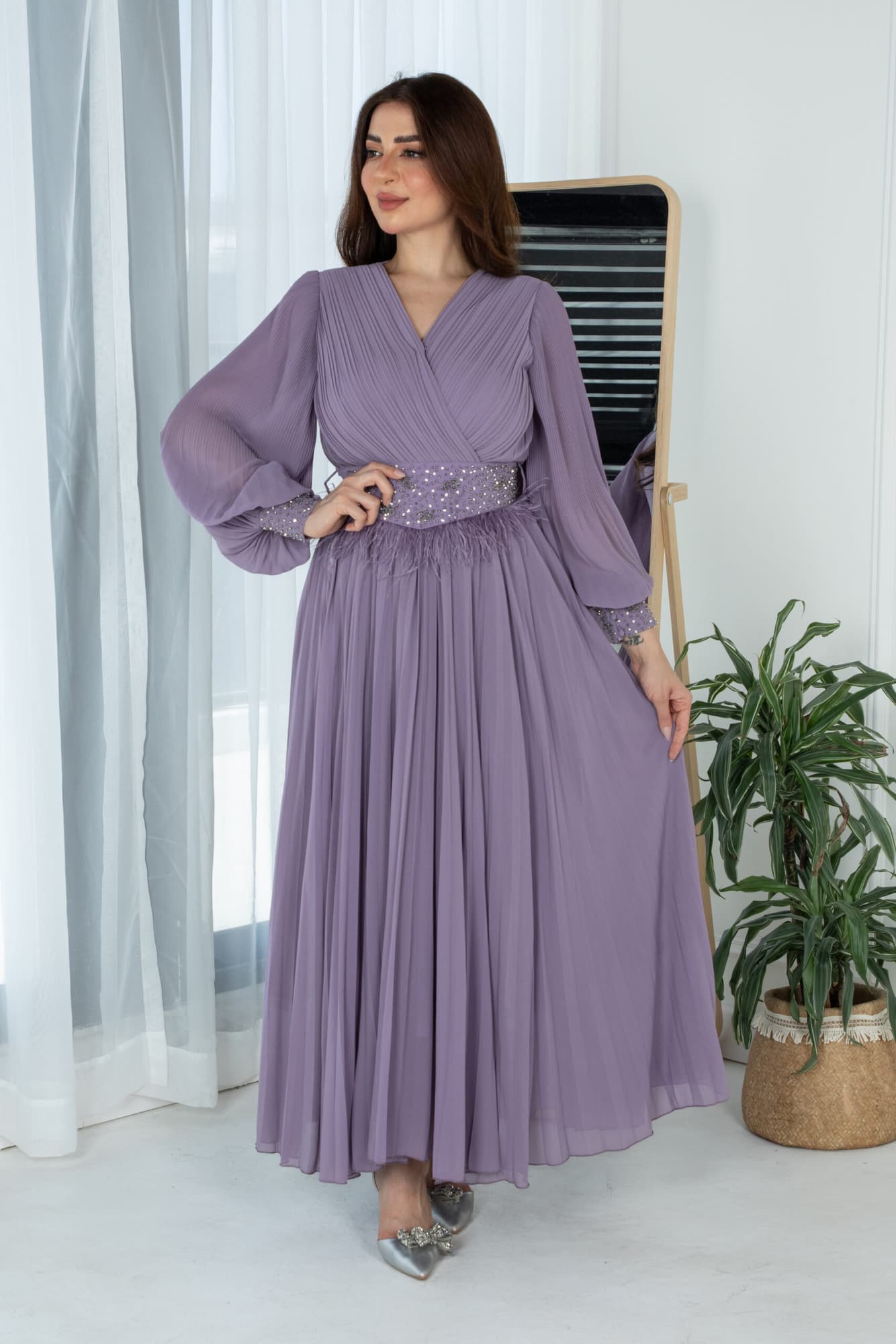 فستان ناعم بكسرات وحزام مزين بخرز