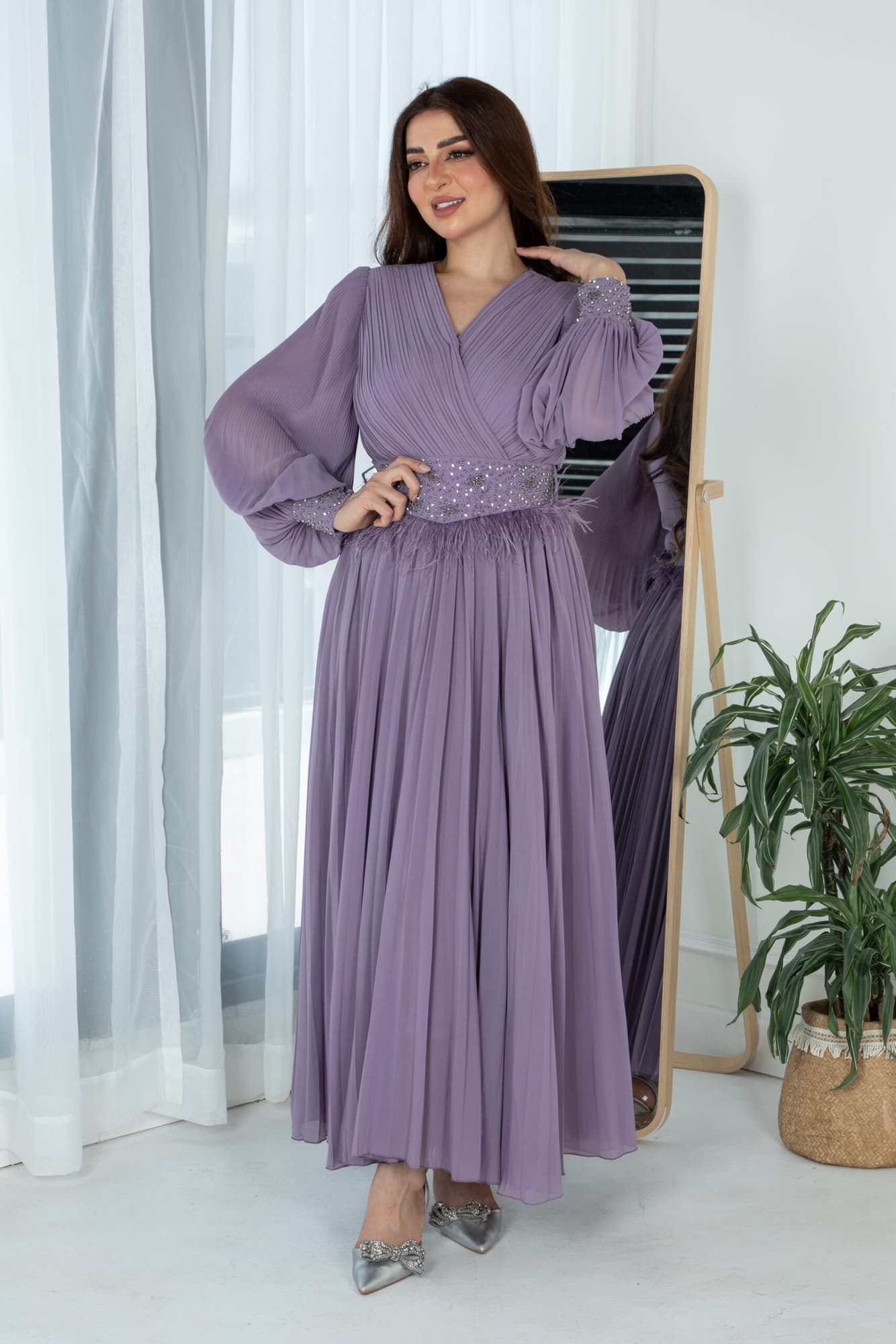 فستان ناعم بكسرات وحزام مزين بخرز