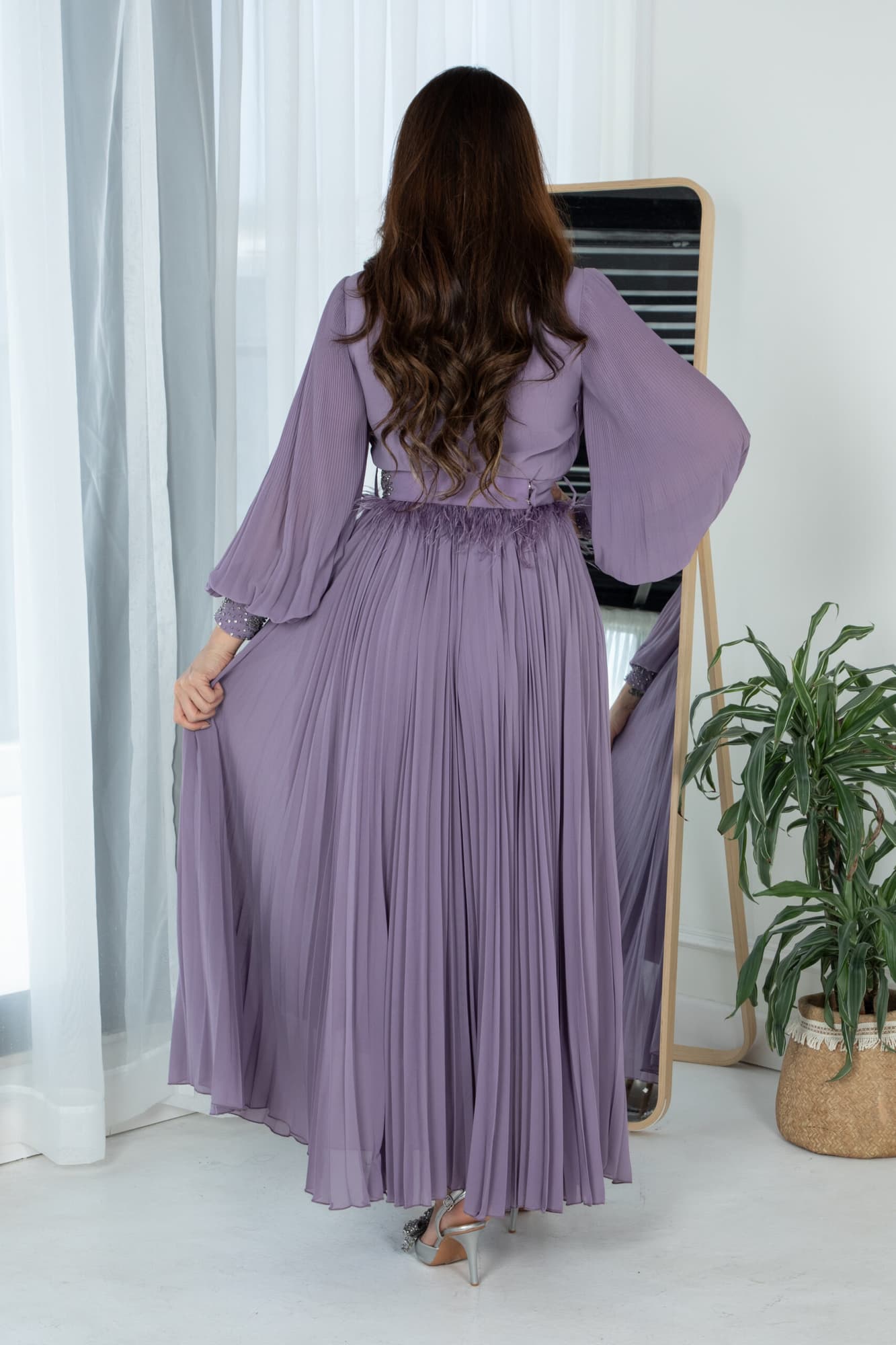 فستان ناعم بكسرات وحزام مزين بخرز