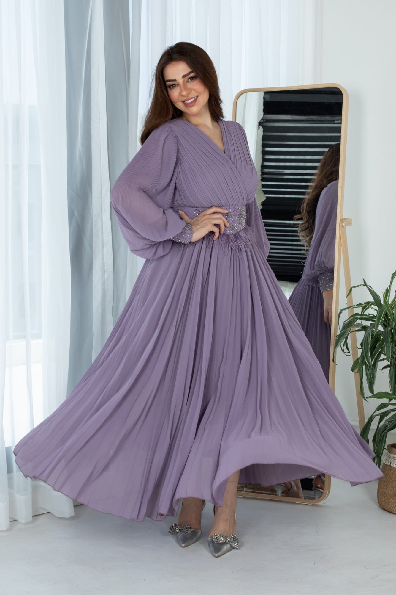 فستان ناعم بكسرات وحزام مزين بخرز