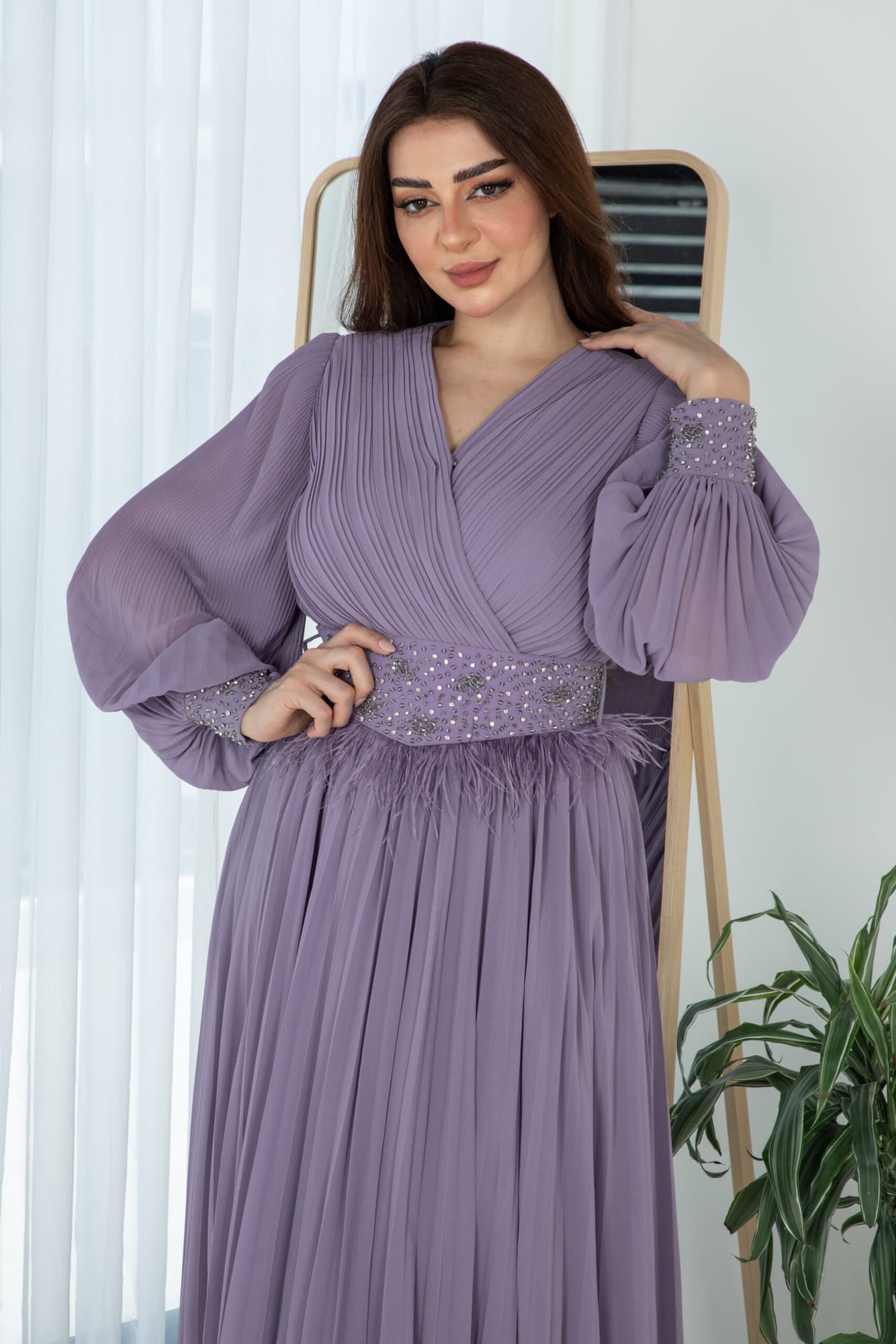 فستان ناعم بكسرات وحزام مزين بخرز