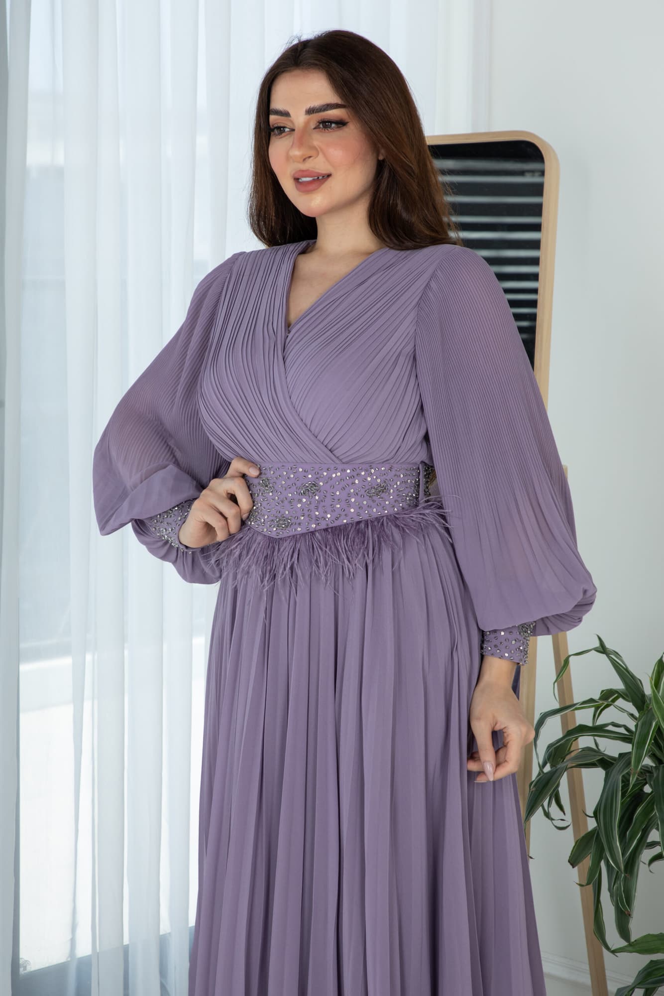 فستان ناعم بكسرات وحزام مزين بخرز