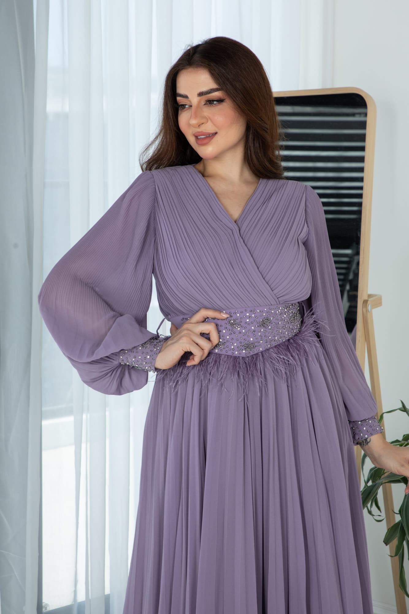 فستان ناعم بكسرات وحزام مزين بخرز