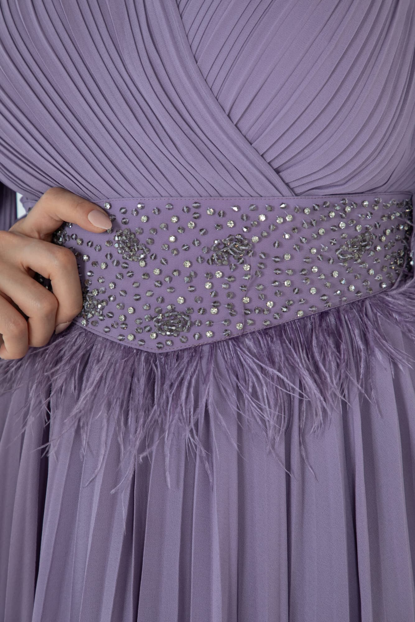 فستان ناعم بكسرات وحزام مزين بخرز