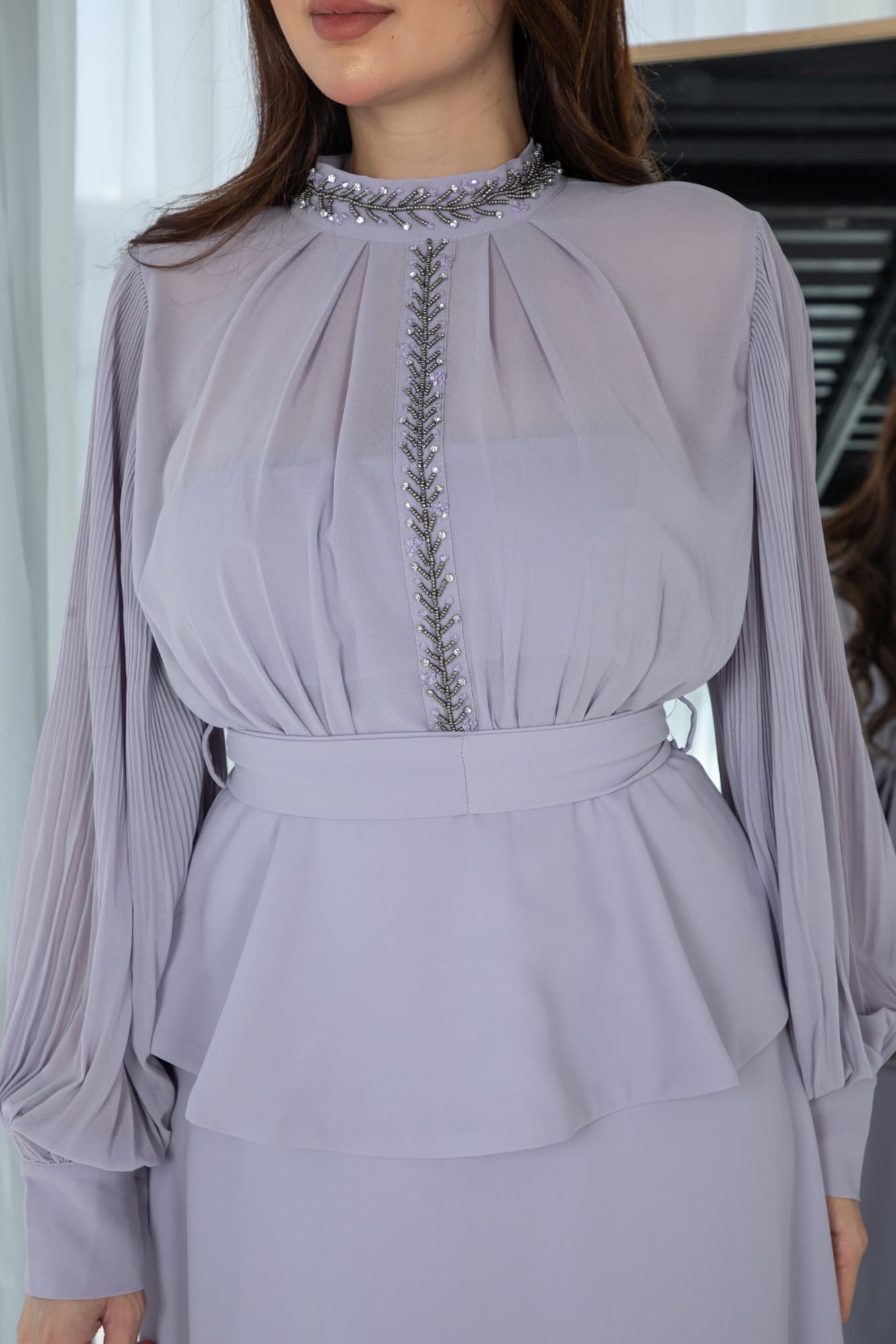 فستان ساتر بتصميم مميز مع حزام قماش موف فاتح