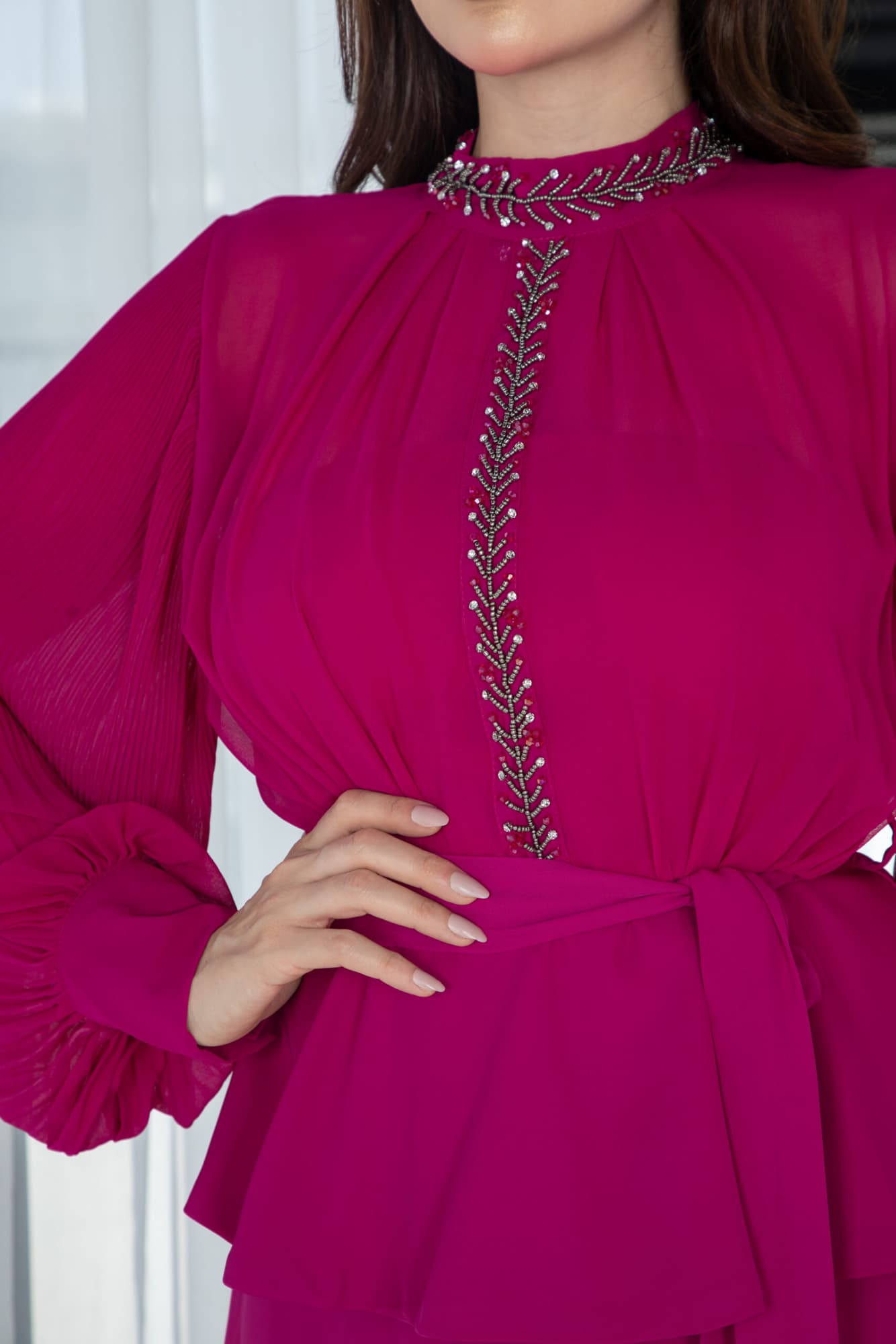 فستان ساتر بتصميم مميز مع حزام قماش فوشي