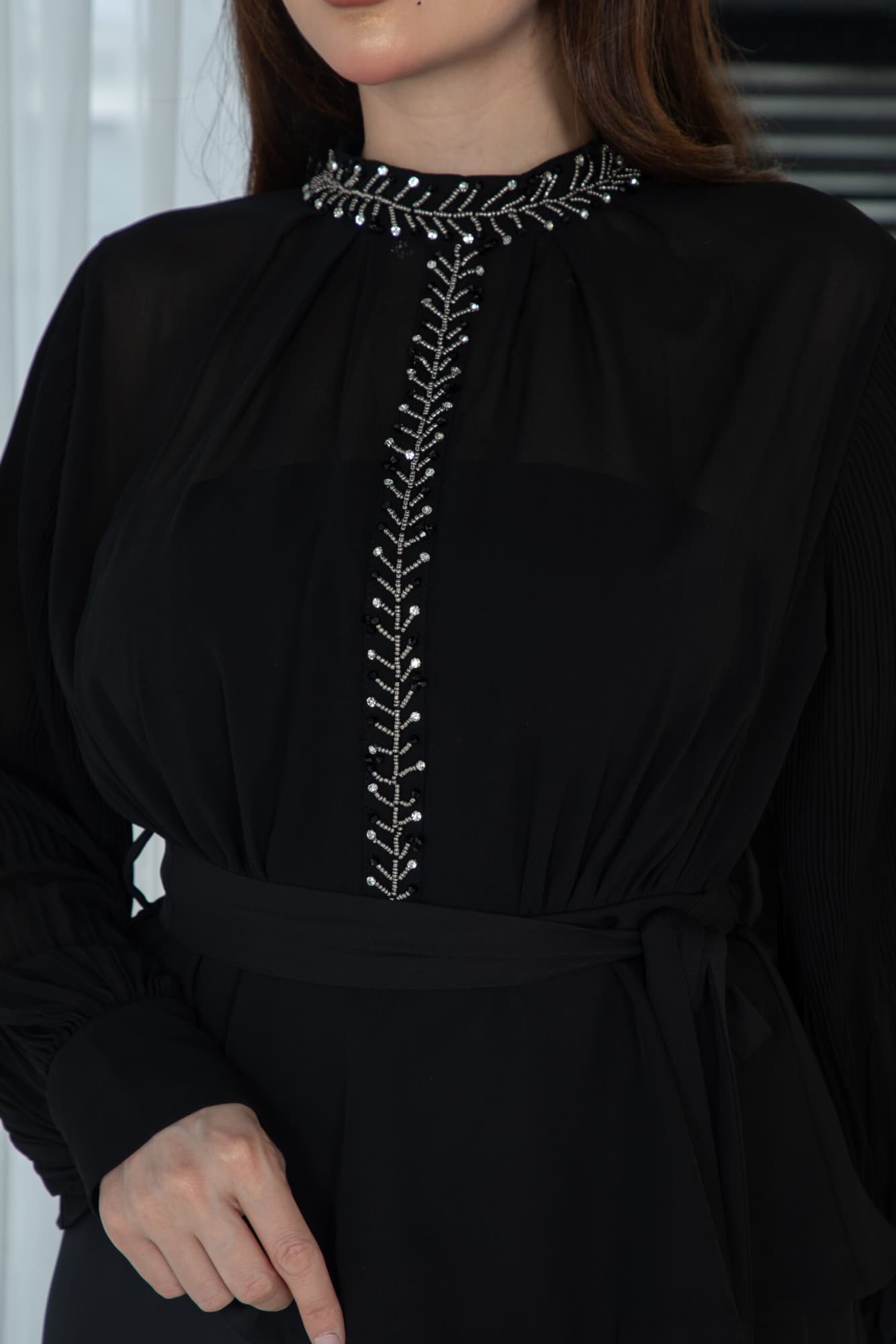 فستان ساتر بتصميم مميز مع حزام قماش اسود