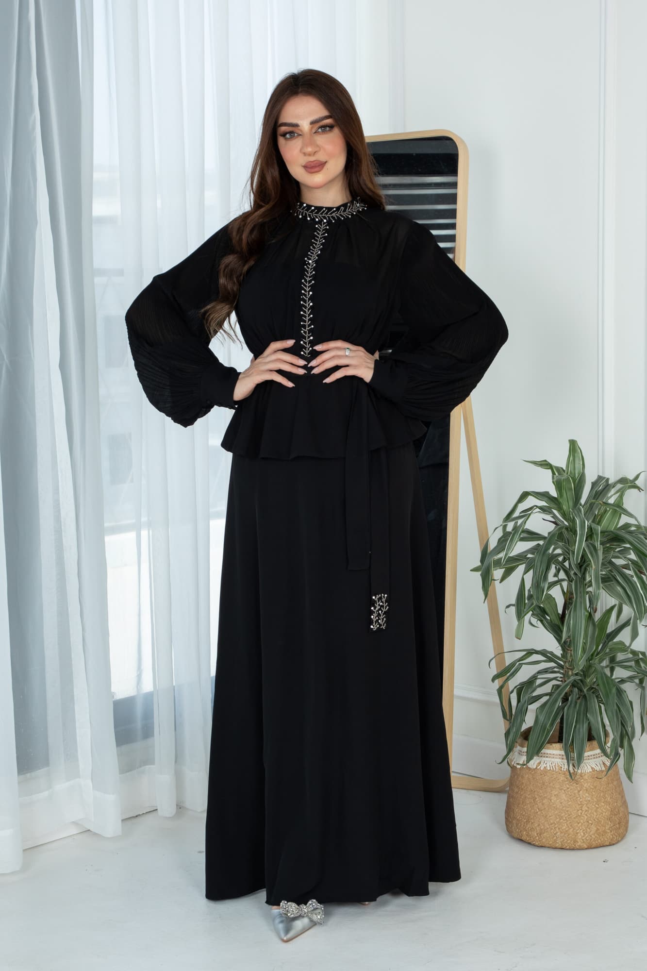 فستان ساتر بتصميم مميز مع حزام قماش اسود