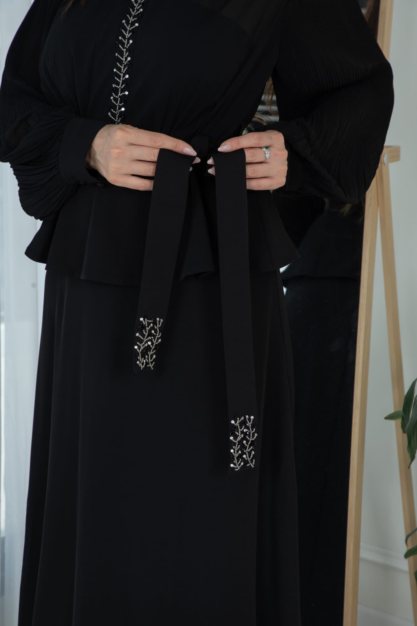 فستان ساتر بتصميم مميز مع حزام قماش