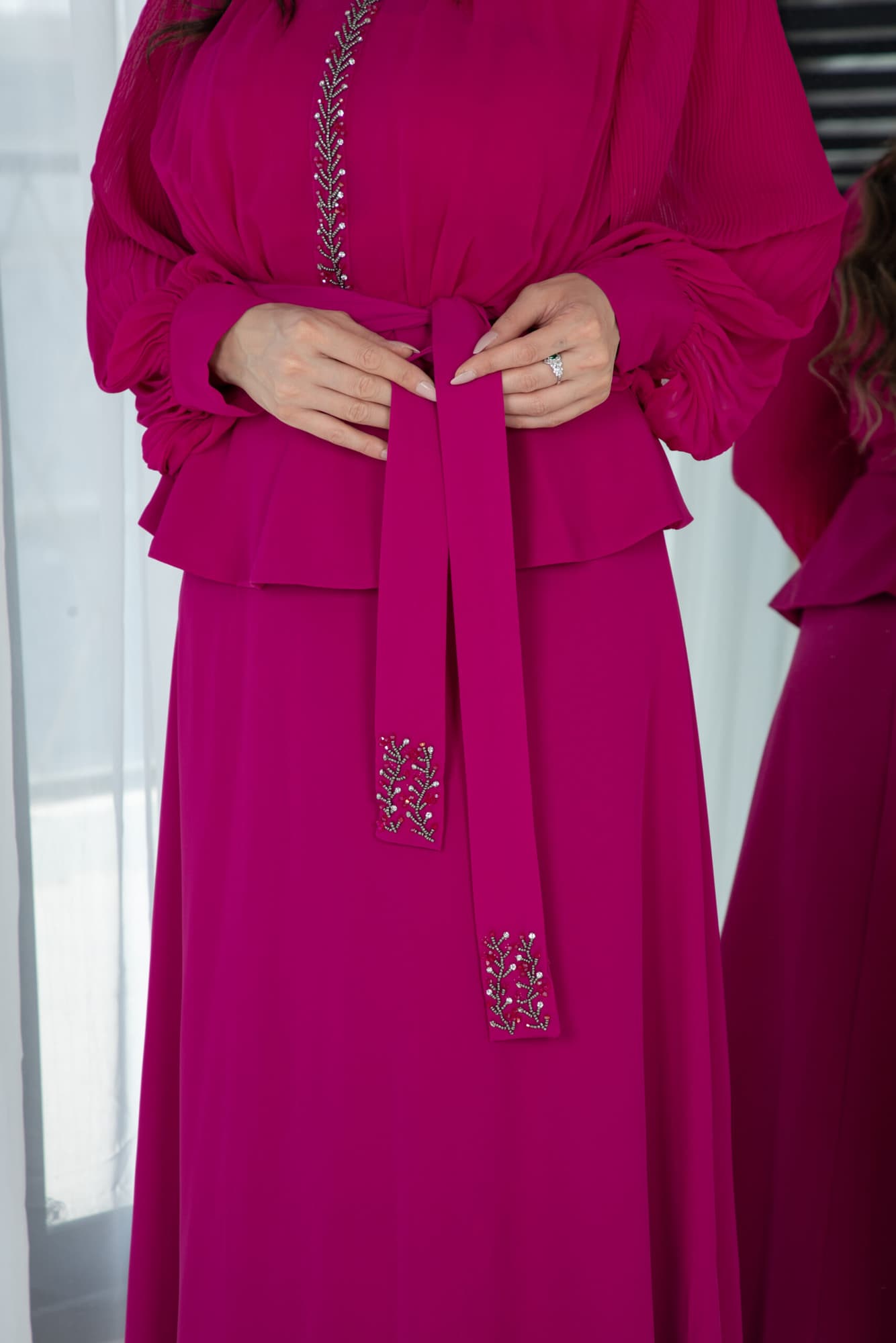 فستان ساتر بتصميم مميز مع حزام قماش