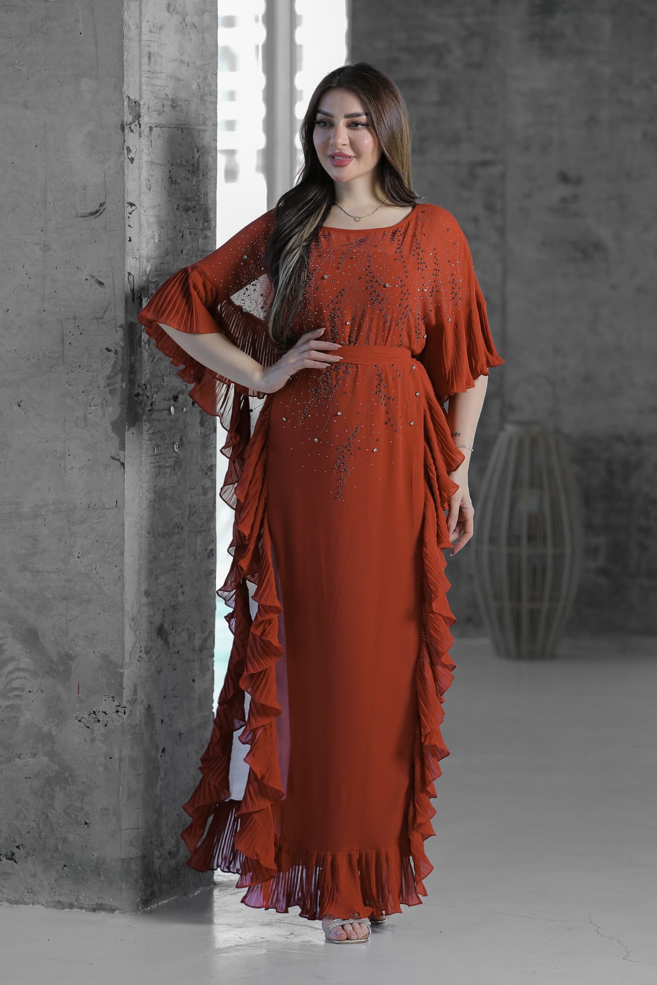 فستان بجوانب كشكش كسرات مزين بالخرز