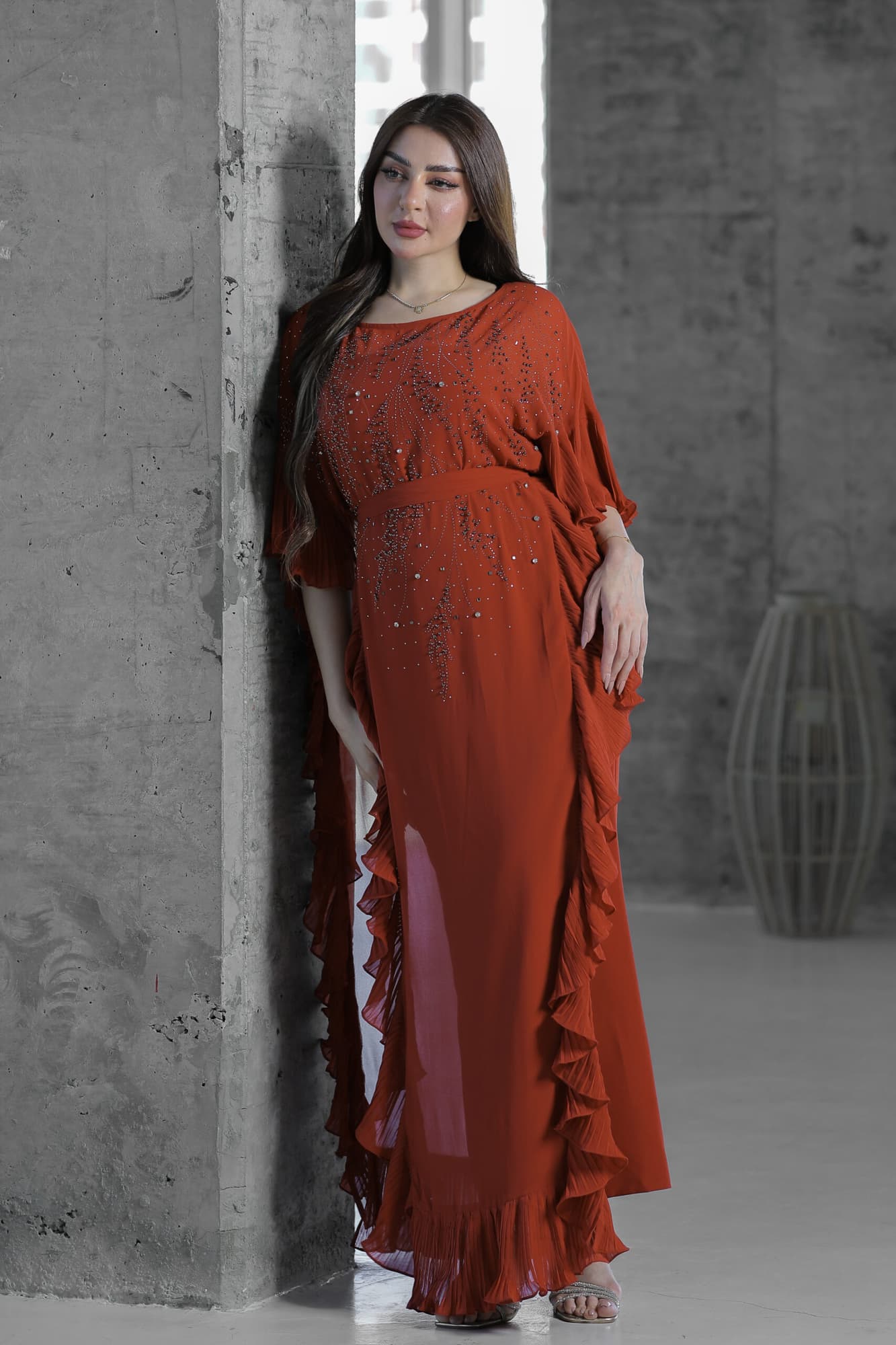 فستان بجوانب كشكش كسرات مزين بالخرز