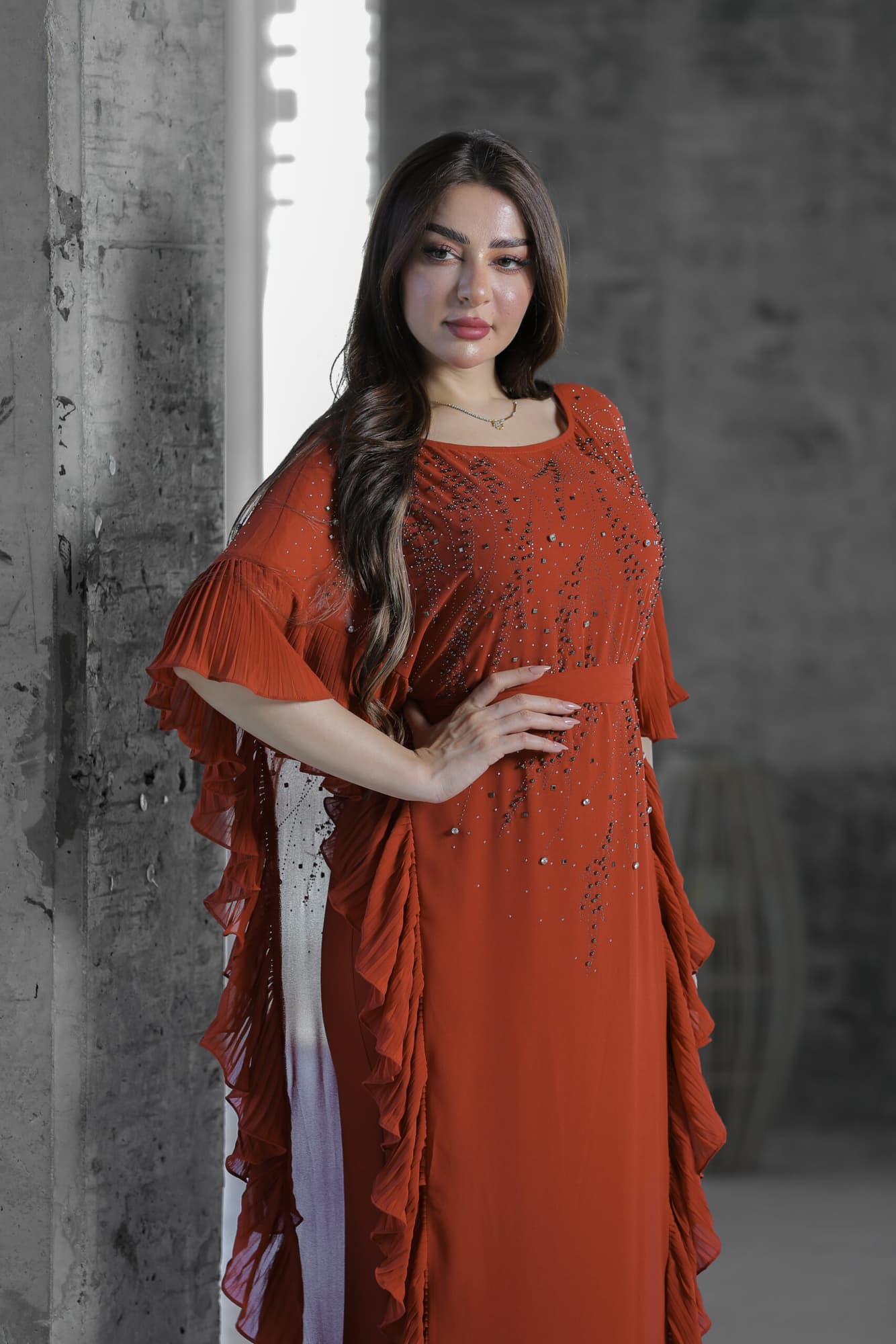 فستان بجوانب كشكش كسرات مزين بالخرز