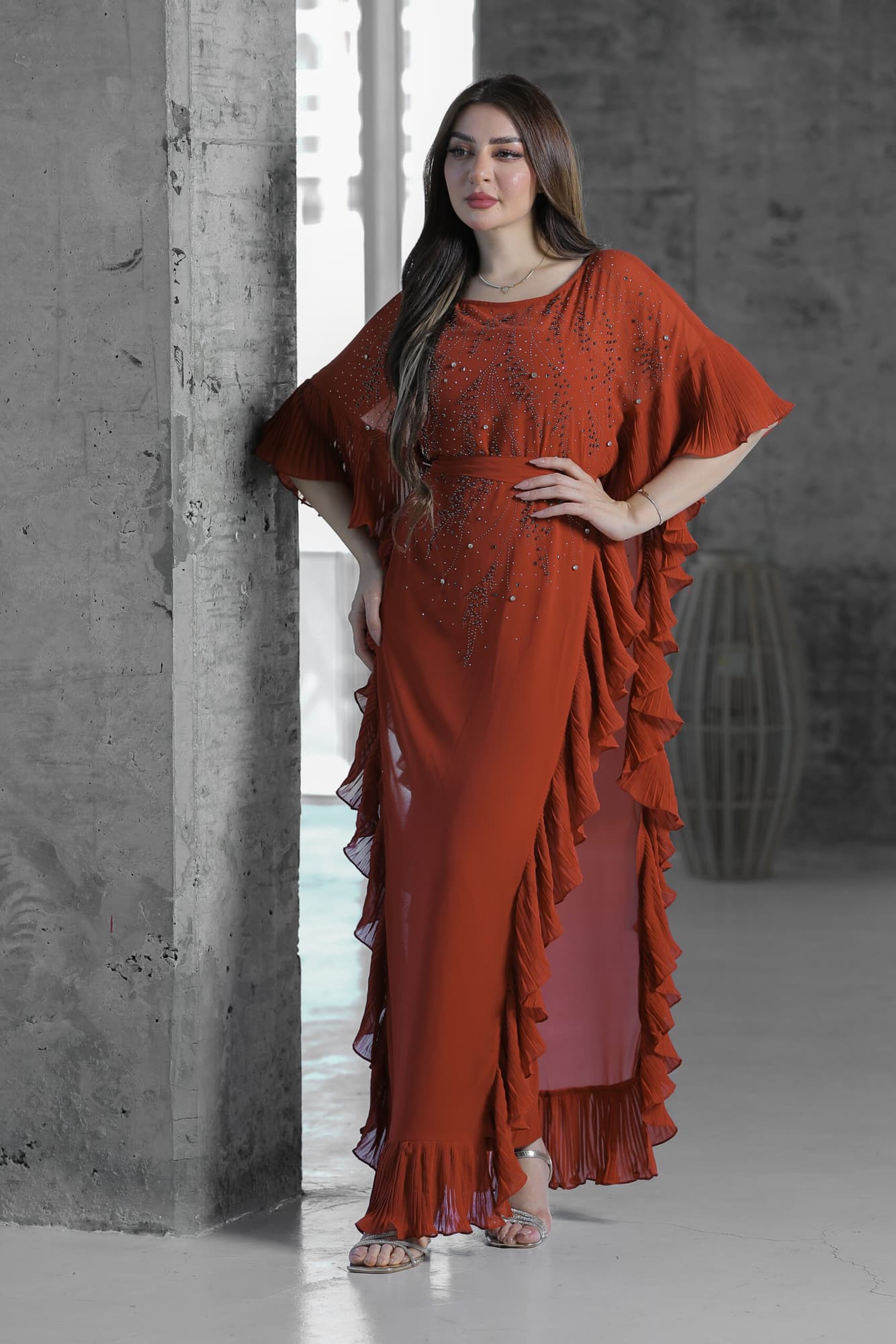 فستان بجوانب كشكش كسرات مزين بالخرز